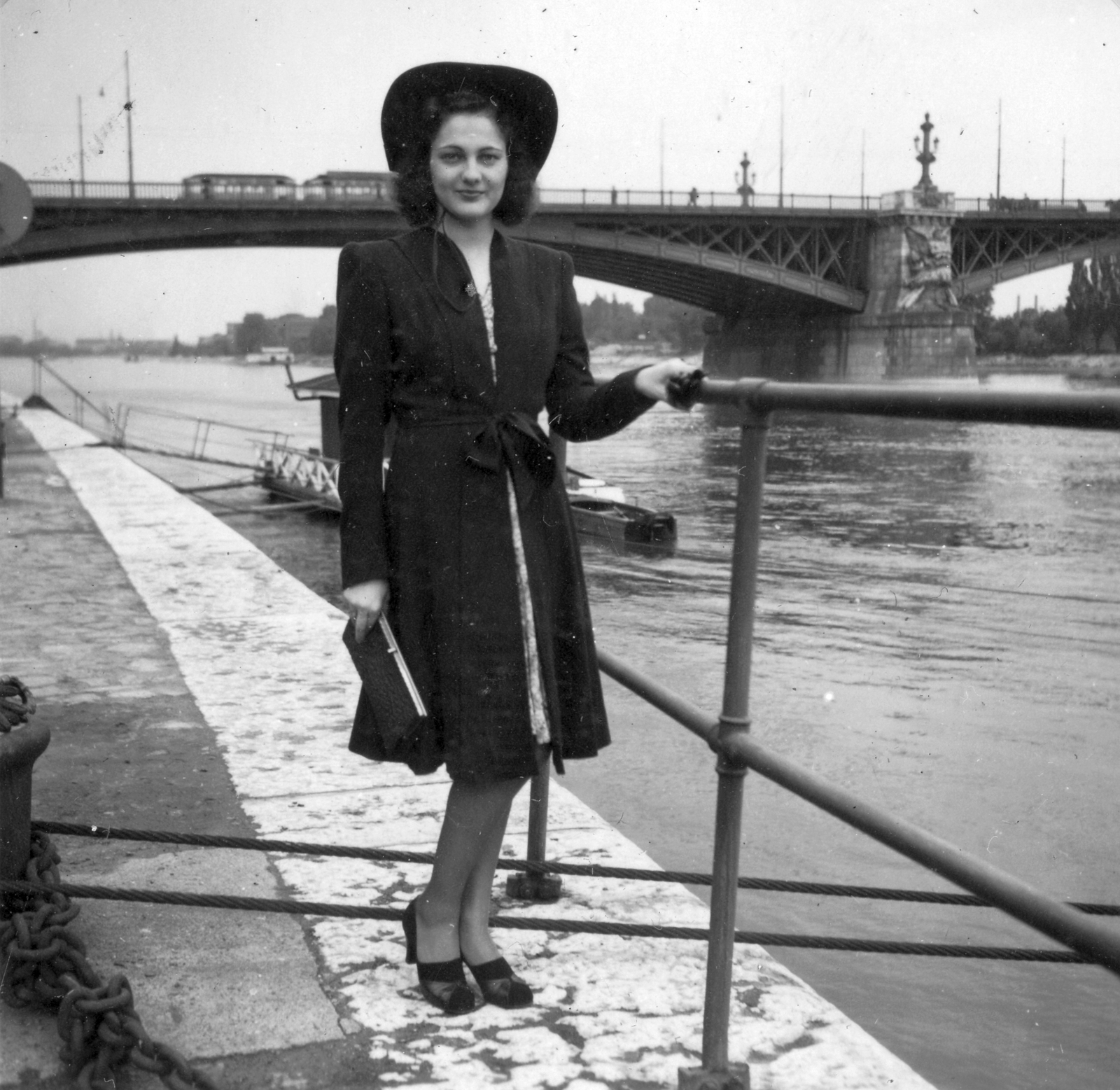 Hungary, Budapest II., budai alsó rakpart, háttérben a Margit híd., 1941, Vojnich Pál, portrait, fashion, hat, railing, shore, handbag, lady, coat, Budapest, Fortepan #46391
