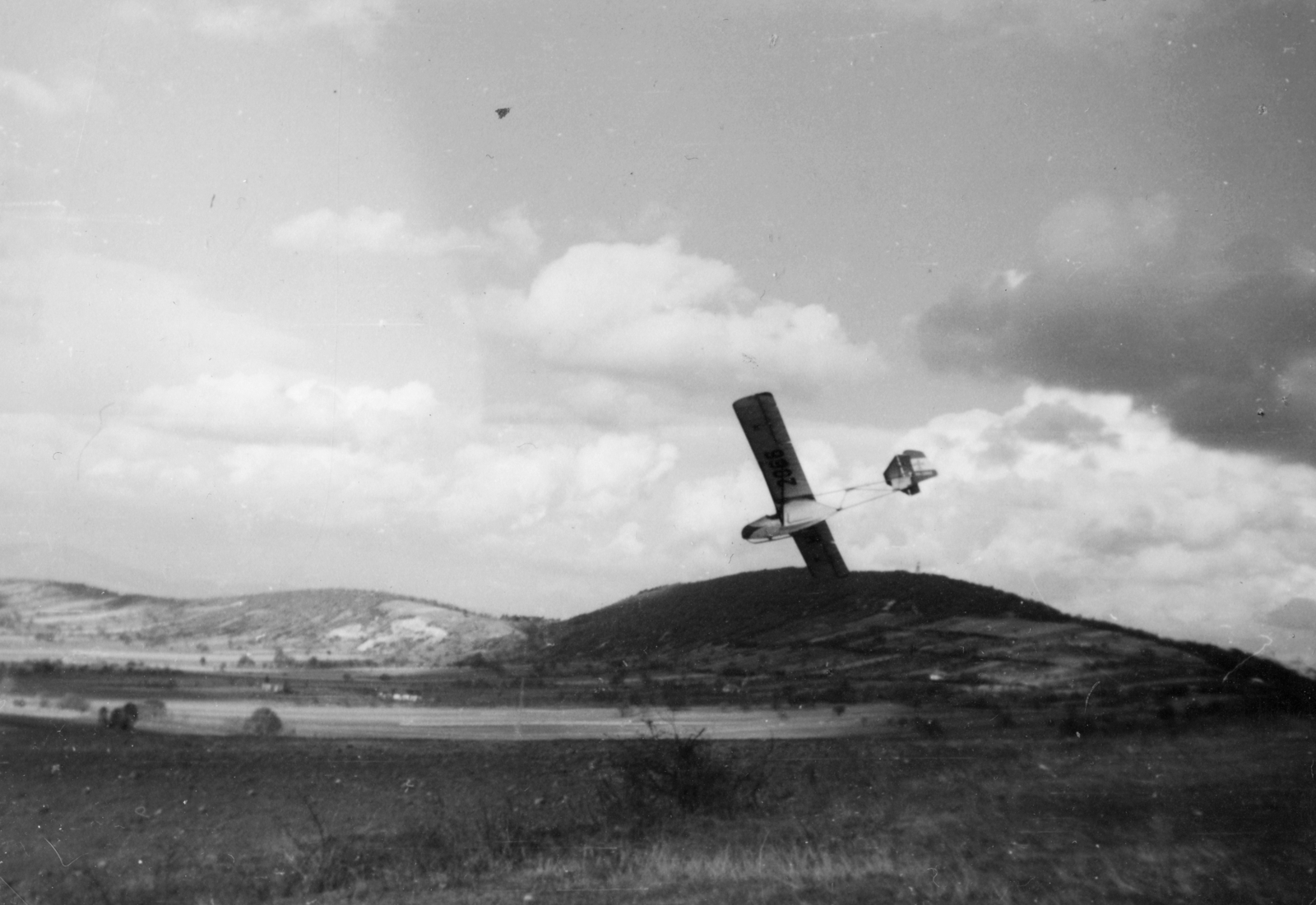 Hungary, Hármashatárhegy Airport, Budapest II., Vörös kővár felől a Csúcshegy felé nézve. Rubik R-07b Vöcsök vitorlázó repülőgép., 1941, Vojnich Pál, Hungarian brand, airplane, sailplane, Budapest, aerobatic flying, Fortepan #46397