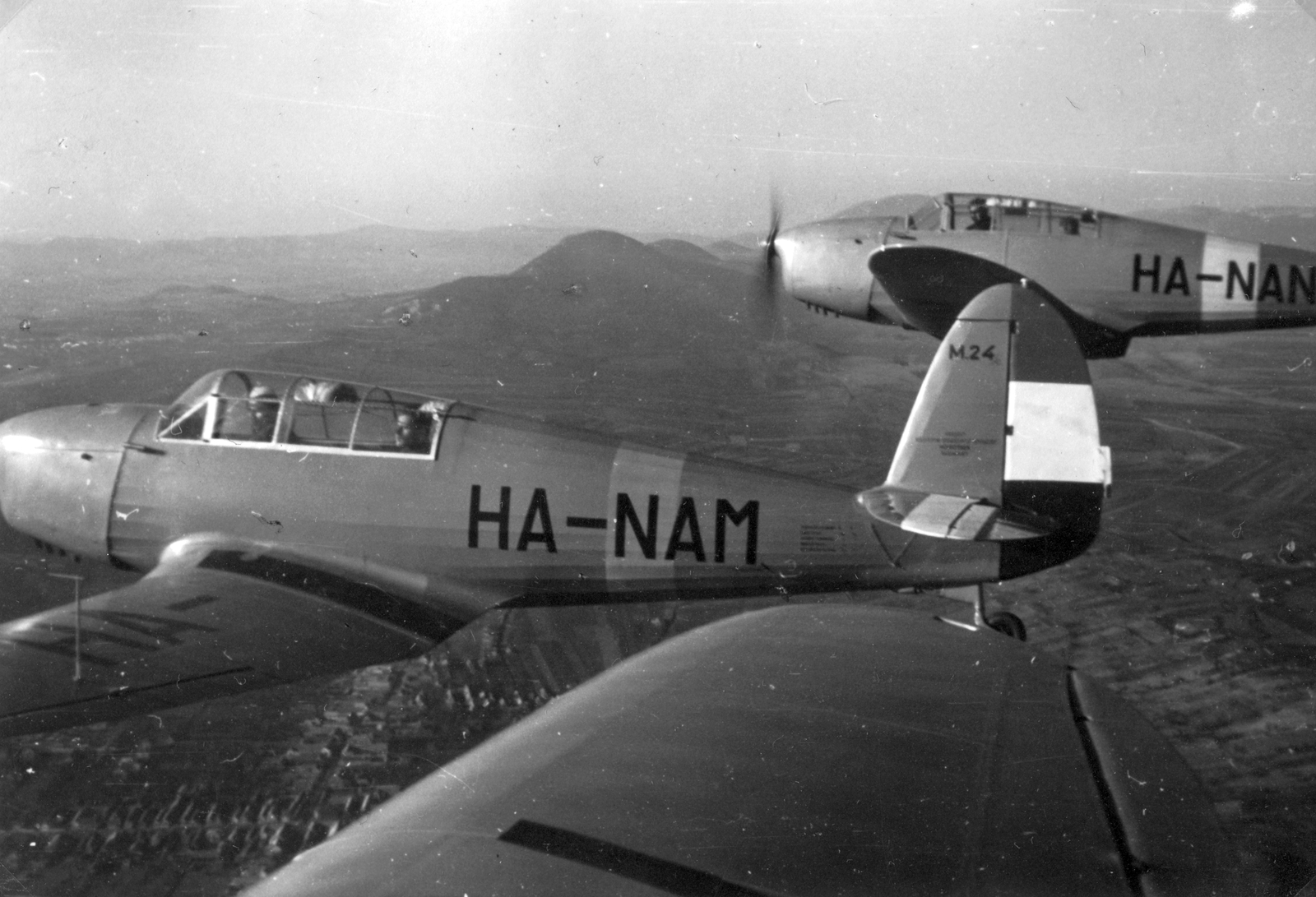 Hungary, Jancsó-Szegedy M-24 típusú repülőgépek köteléke Békásmegyer felett, háttérben a Pilis-hegység., 1941, Vojnich Pál, transport, Hungarian brand, airplane, Royal Hungarian Air Force, Szegedy-brand, Fortepan #46401