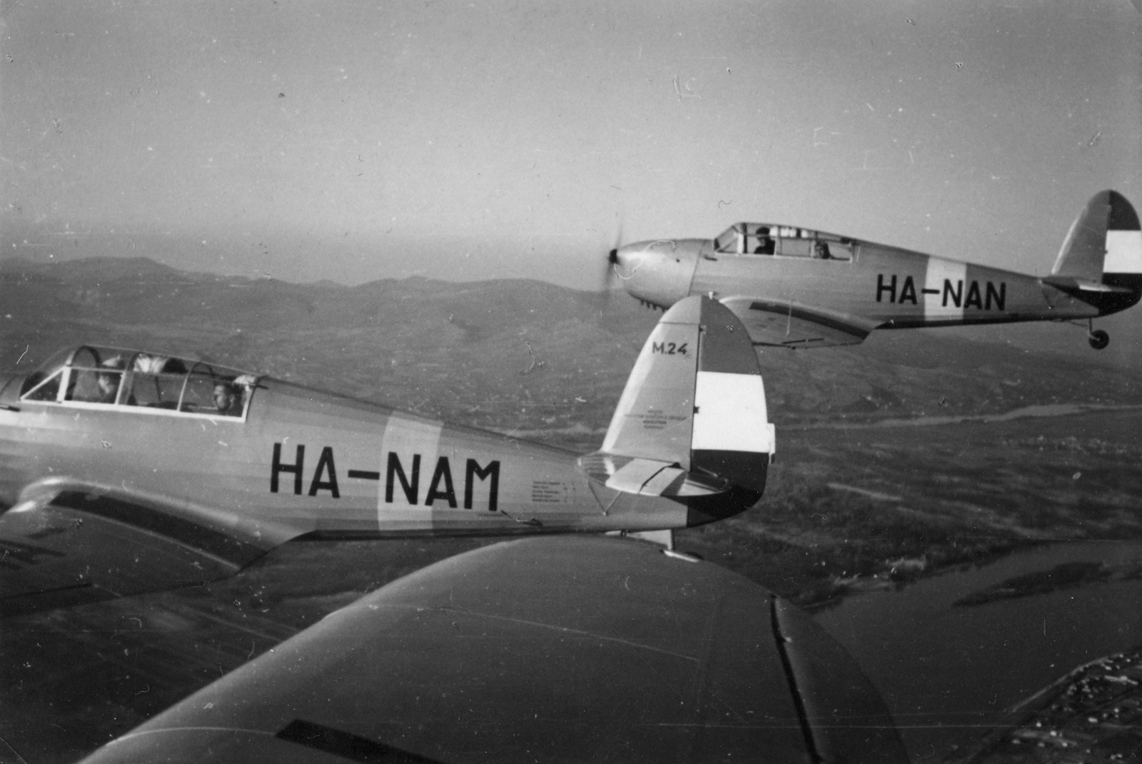 Hungary, Jancsó-Szegedy M-24 típusú repülőgépek köteléke Dunakeszi felett. Háttérben Horány, a Szentendrei sziget, Visegrádi-hegység., 1941, Vojnich Pál, transport, Hungarian brand, aerial photo, airplane, Royal Hungarian Air Force, Szegedy-brand, Fortepan #46403