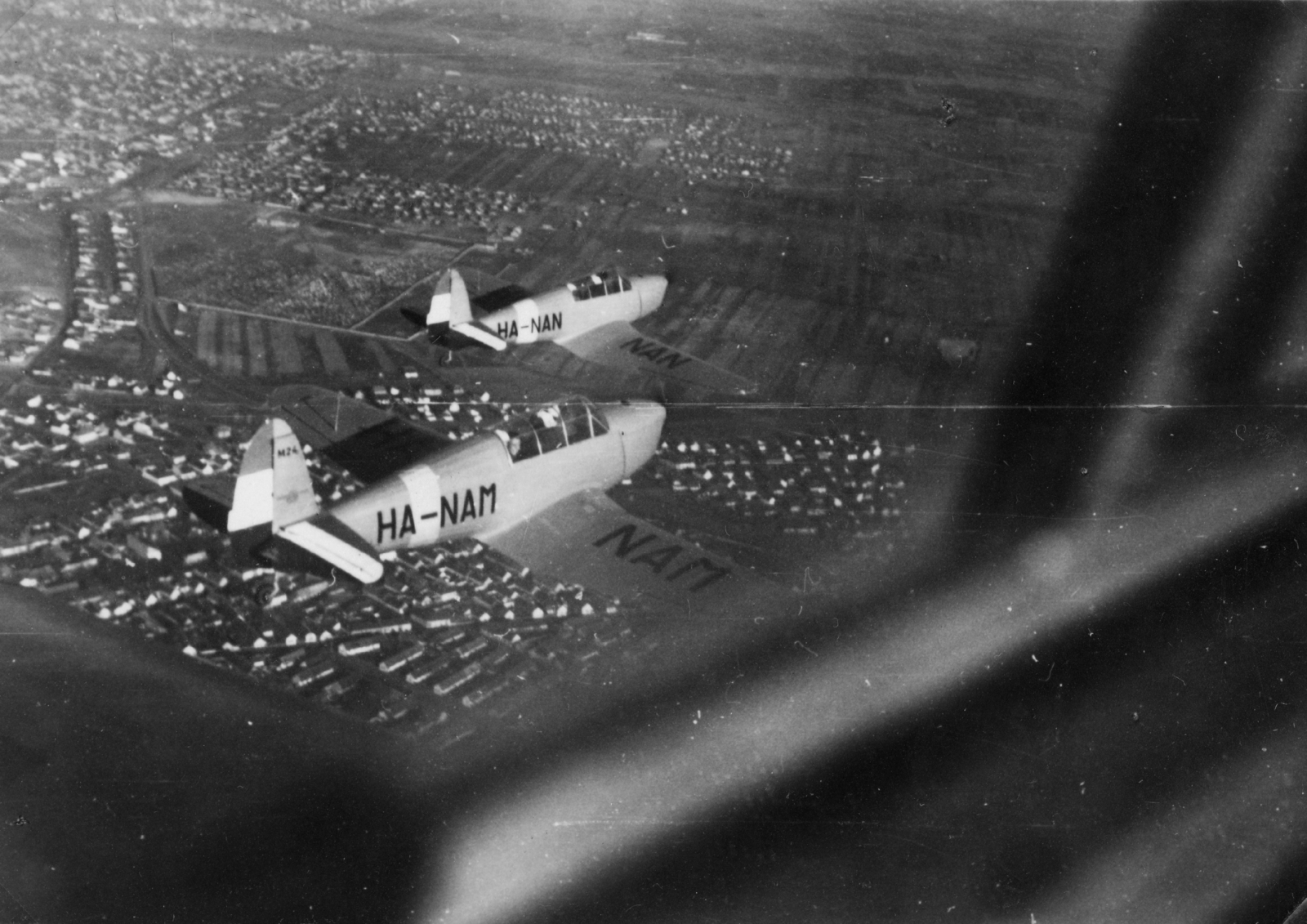 Hungary, Budapest XX.,Budapest XXIII., légifotó Soroksár északi részéről, a kép alján keresztben a Rézöntő utca, balra középen a Pesterzsébeti temető. Jancsó-Szegedy M-24 típusú repülőgépek köteléke., 1941, Vojnich Pál, transport, Hungarian brand, aerial photo, airplane, Royal Hungarian Air Force, Szegedy-brand, Budapest, bird's eye view, Fortepan #46406