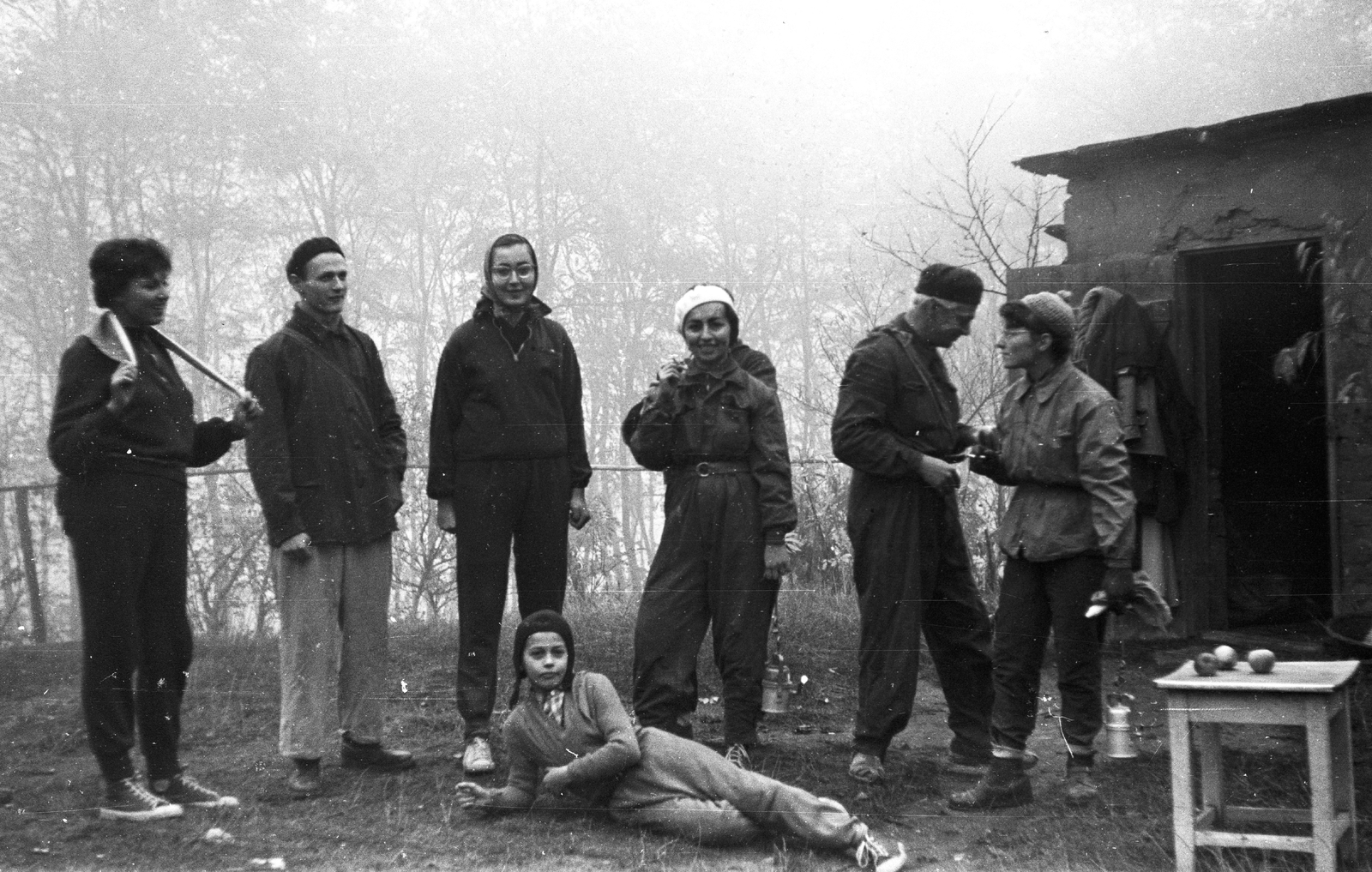 Magyarország, Solymár, Zsíros-hegy. Látogatók a Solymári-ördöglyuk barlang bejárata közelében., 1963, Mészáros Zoltán, Fortepan #46410