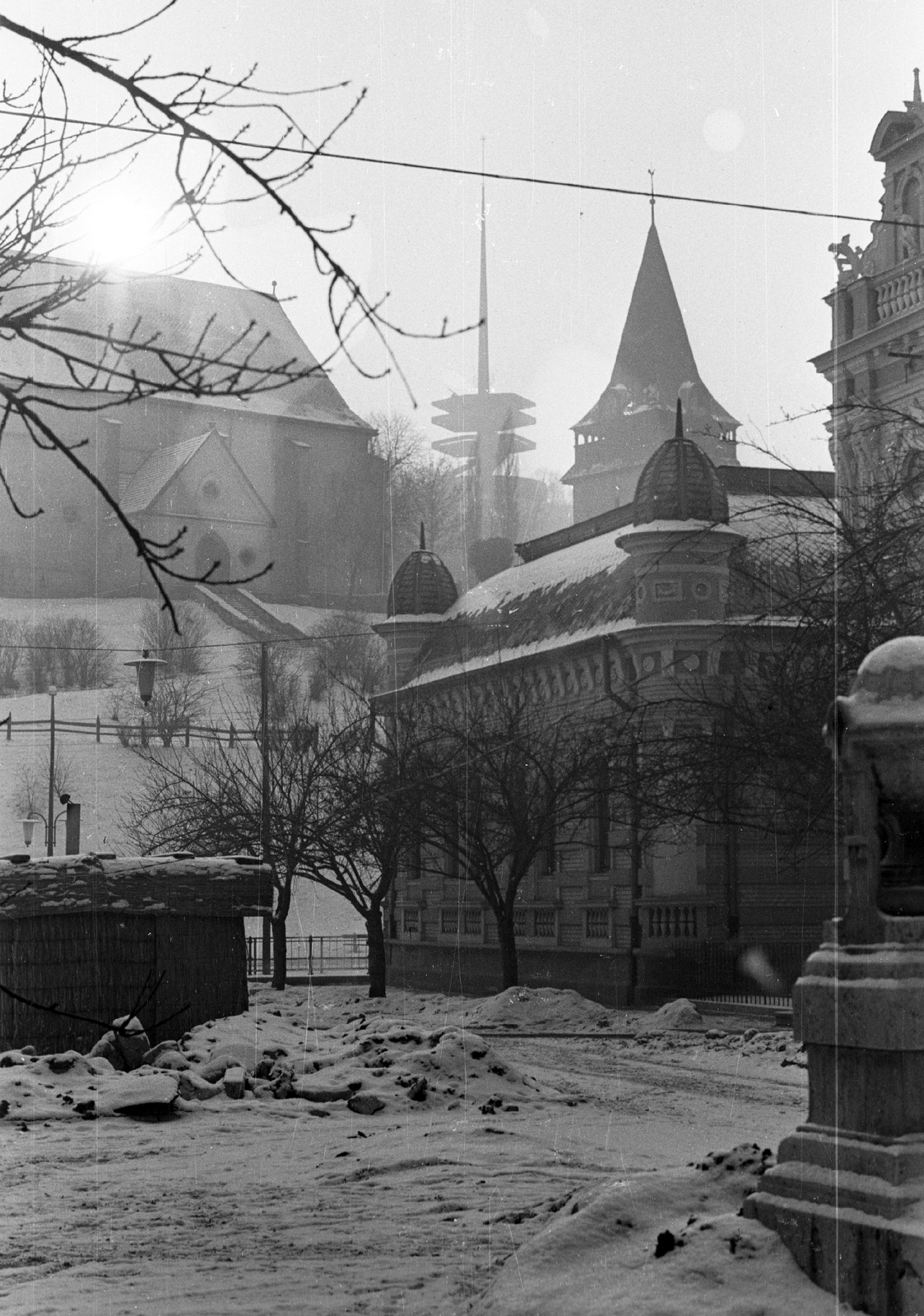 Magyarország, Miskolc, Erzsébet (Szabadság) tér, Erzsébet (Szabadság) fürdő, háttérben az avasi református templom és az avasi kilátó., 1963, Mészáros Zoltán, templom, tévétorony, kilátó, gótika, harangtorony, református, Hofer Miklós-terv, Vörös György-terv, Fortepan #46416