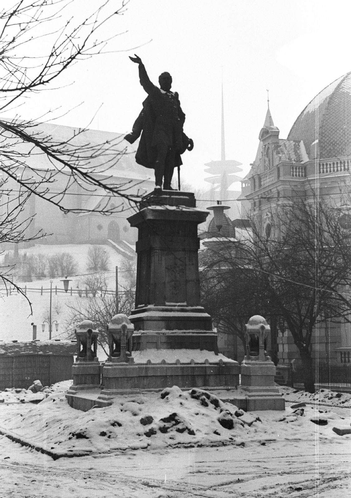 Magyarország, Miskolc, Erzsébet (Szabadság) tér, Kossuth szobor., 1963, Mészáros Zoltán, szobor, emlékmű, tér, talapzat, kupola, Kossuth Lajos-ábrázolás, eklektikus építészet, Kiss István-terv, Adler Károly-terv, Róna József-terv, Fortepan #46422