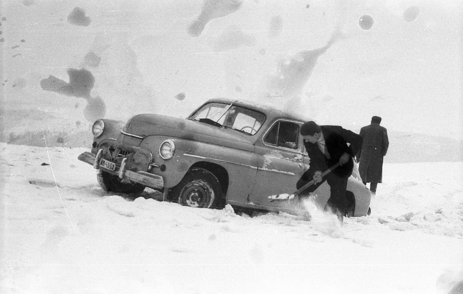 Magyarország, Bükkaranyos, Warszawa M 20 típusú személygépkocsi kiásása a hóból., 1963, Mészáros Zoltán, hó, lapát, automobil, Fortepan #46426