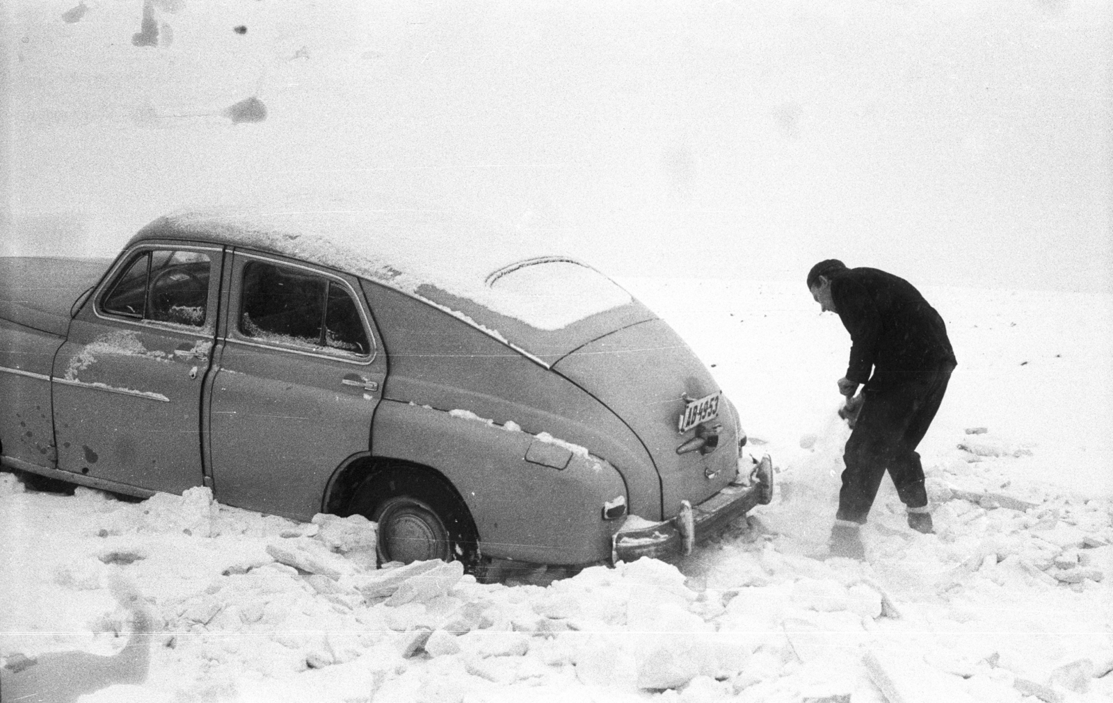 Magyarország, Bükkaranyos, Warszawa M 20 típusú személygépkocsi kiásása a hóból., 1963, Mészáros Zoltán, hó, automobil, Fortepan #46427