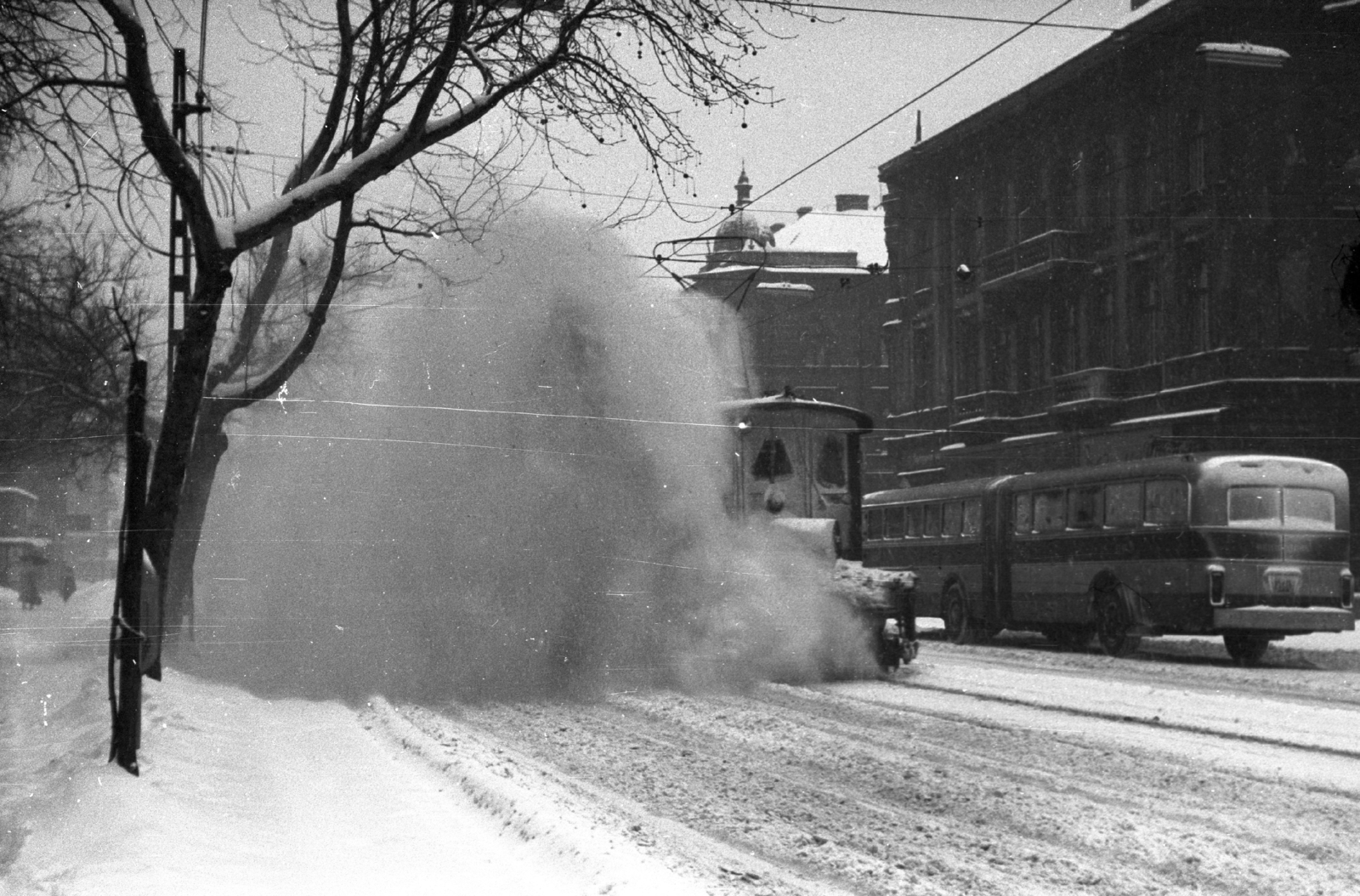 Magyarország, Budapest XIV., Thököly út a Hungária körút felé nézve, jobbra a Gizella út torkolata, hóseprő Muki-muzdony., 1963, Mészáros Zoltán, tél, hó, magyar gyártmány, Ikarus-márka, villamos, Ikarus 60 csuklós, Muki villamos, Hóseprő, Budapest, Ikarus ITC 600, Ikarus IC660, Fortepan #46429