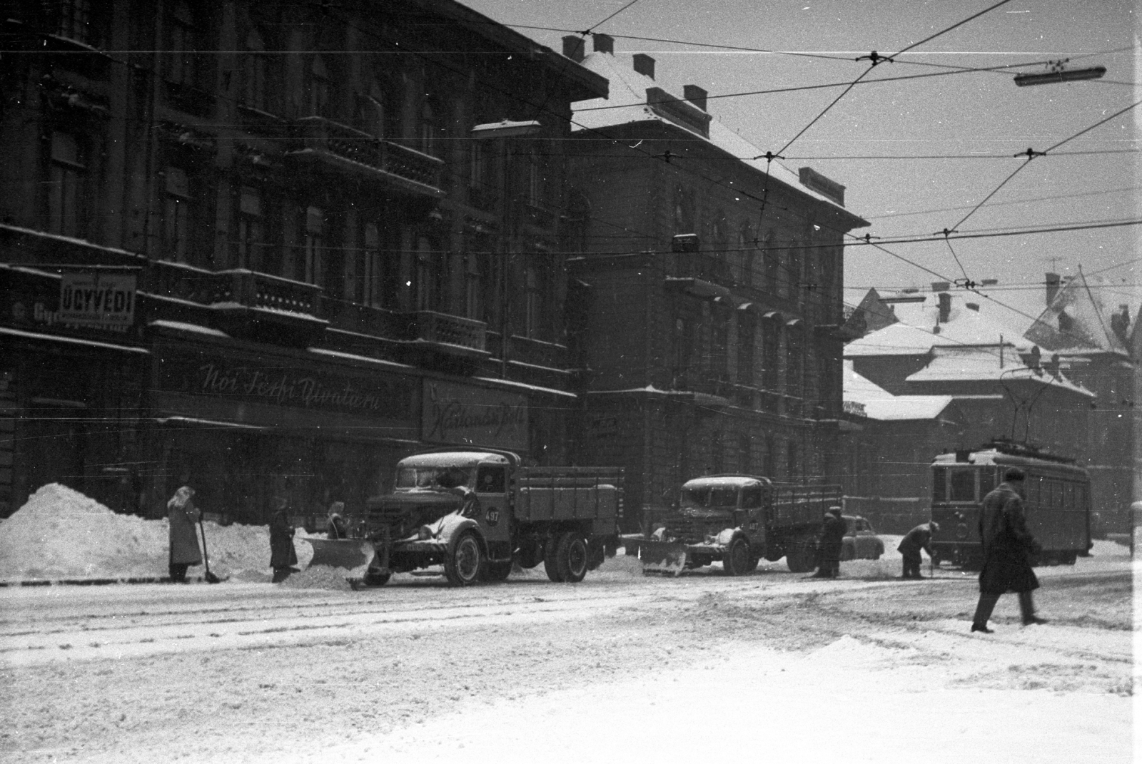 Magyarország, Budapest XIV., Thököly út a Hermina (Május 1.) út torkolatától a város felé nézve., 1963, Mészáros Zoltán, tél, teherautó, Csepel-márka, villamos, hómunka, Budapest, Fortepan #46432