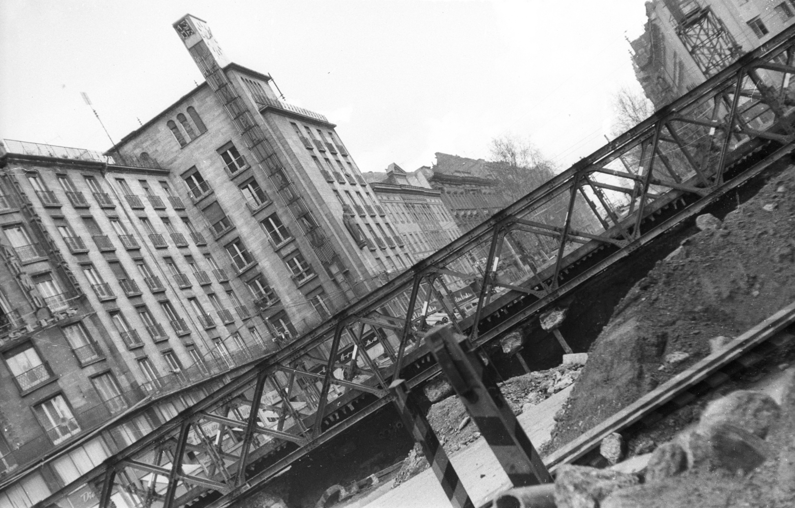 Hungary, Budapest VIII.,Budapest V.,Budapest VII., Astoria kereszteződés, metróépítés. Szemben a Rákóczi út és az MTA lakóház, előtérben az aluljáró építésénél felhasznált Zagyva híd., 1963, Mészáros Zoltán, bridge, construction, subway construction, Budapest, Dezső Hültl-design, Fortepan #46445