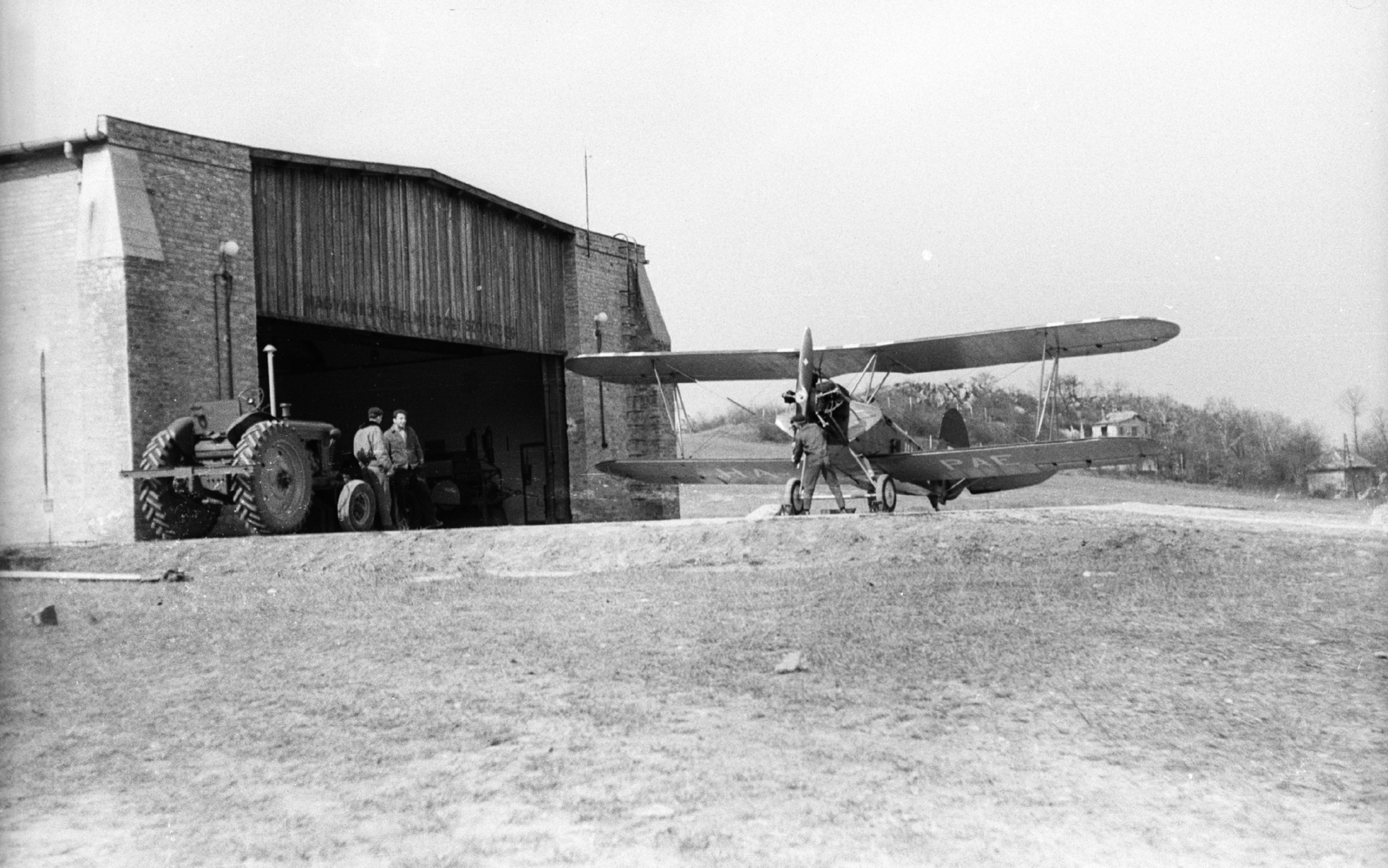 Hungary, Hármashatárhegy Airport, Budapest II., Polikarpov Po-2 típusú repülőgép a hangár előtt., 1964, Mészáros Zoltán, Soviet brand, airplane, tractor, hangar, airport, Polikarpov-brand, Budapest, Fortepan #46454