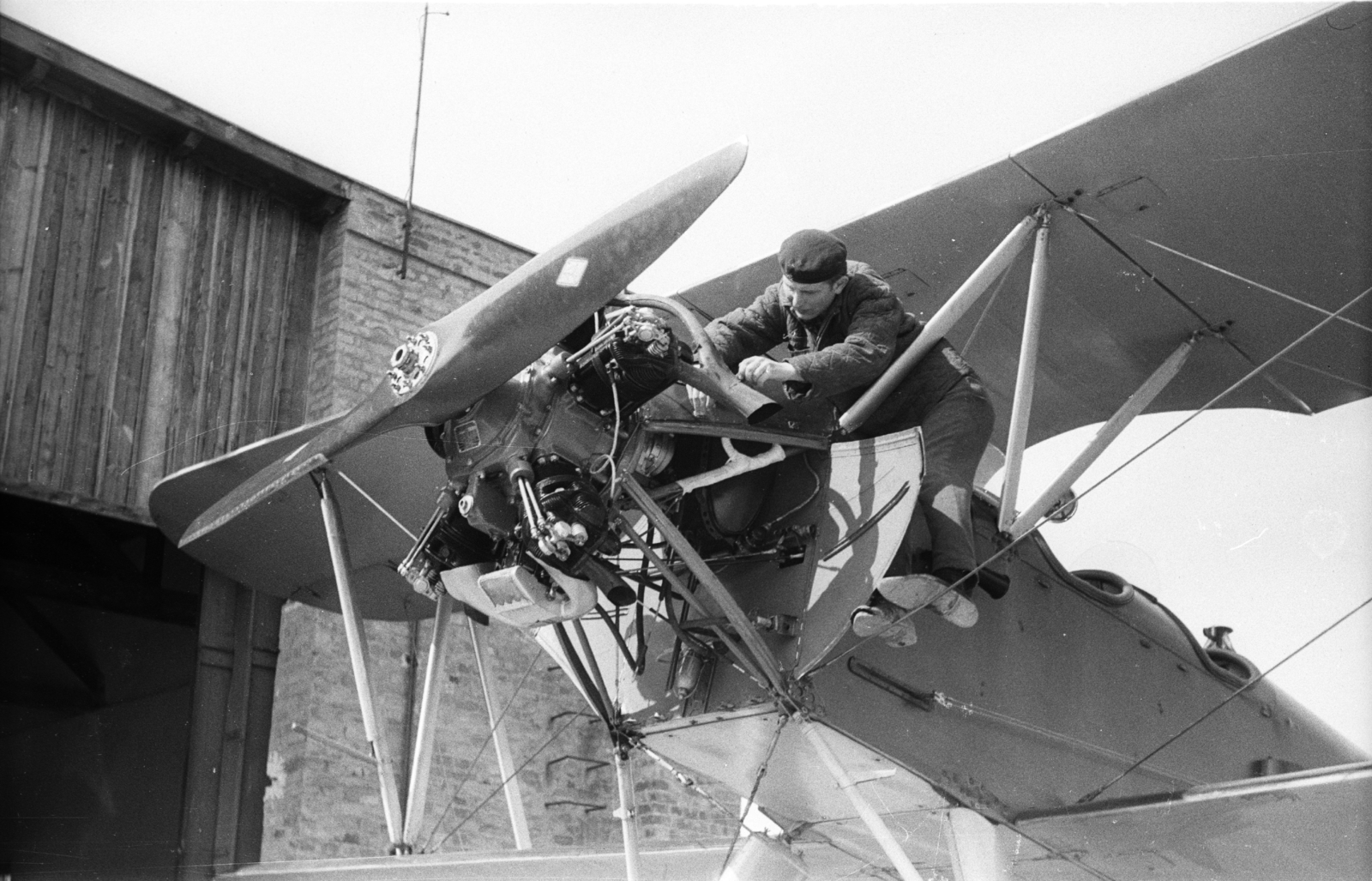 Hungary, Hármashatárhegy Airport, Budapest II., Polikarpov Po-2 típusú repülőgép a hangár előtt., 1964, Mészáros Zoltán, Soviet brand, airplane, hangar, Polikarpov-brand, radial engine, Budapest, Fortepan #46456