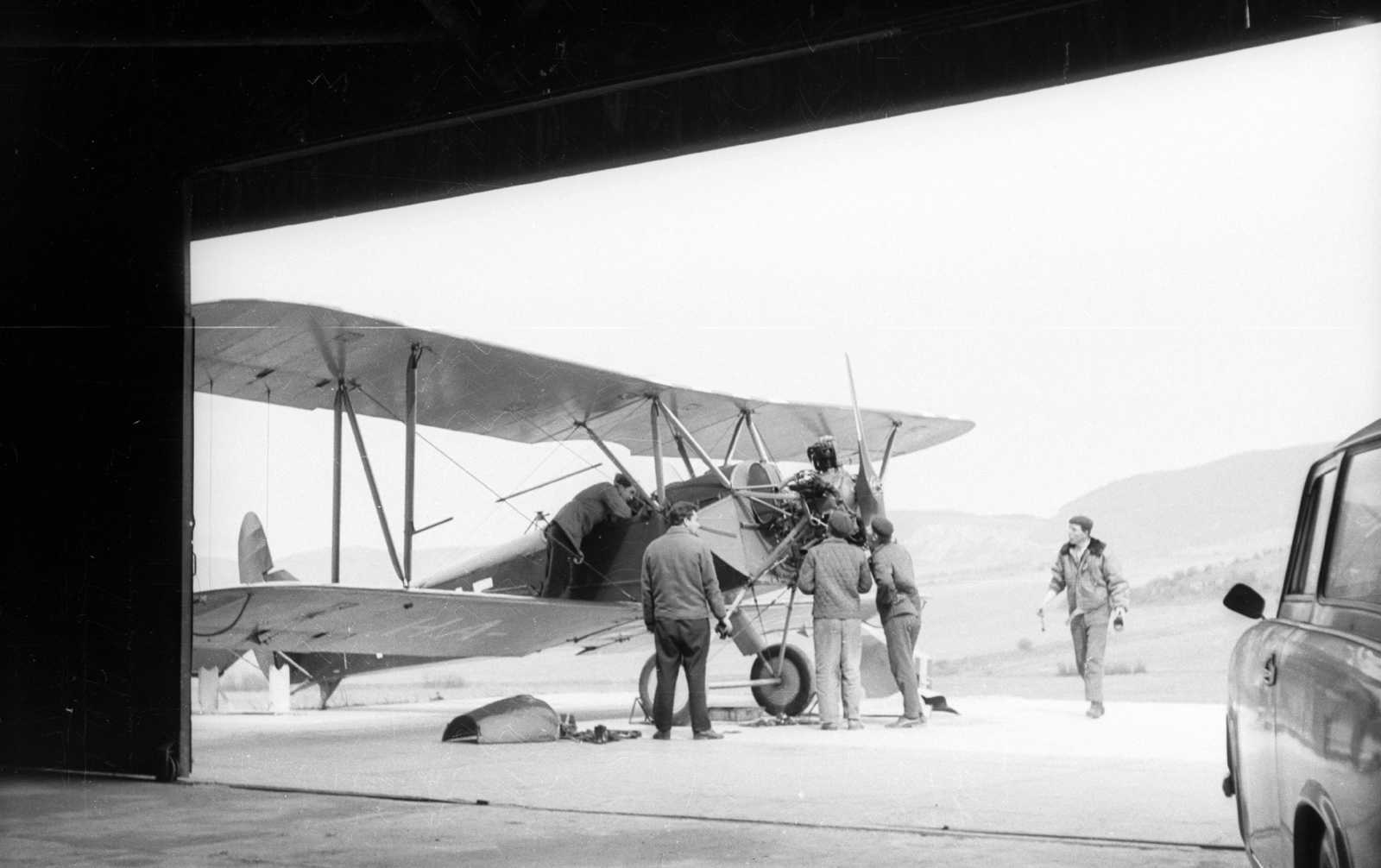 Hungary, Hármashatárhegy Airport, Budapest II., Polikarpov Po-2 típusú repülőgép a hangár előtt., 1964, Mészáros Zoltán, Trabant-brand, Soviet brand, airplane, hangar, airport, Polikarpov-brand, Budapest, Fortepan #46462