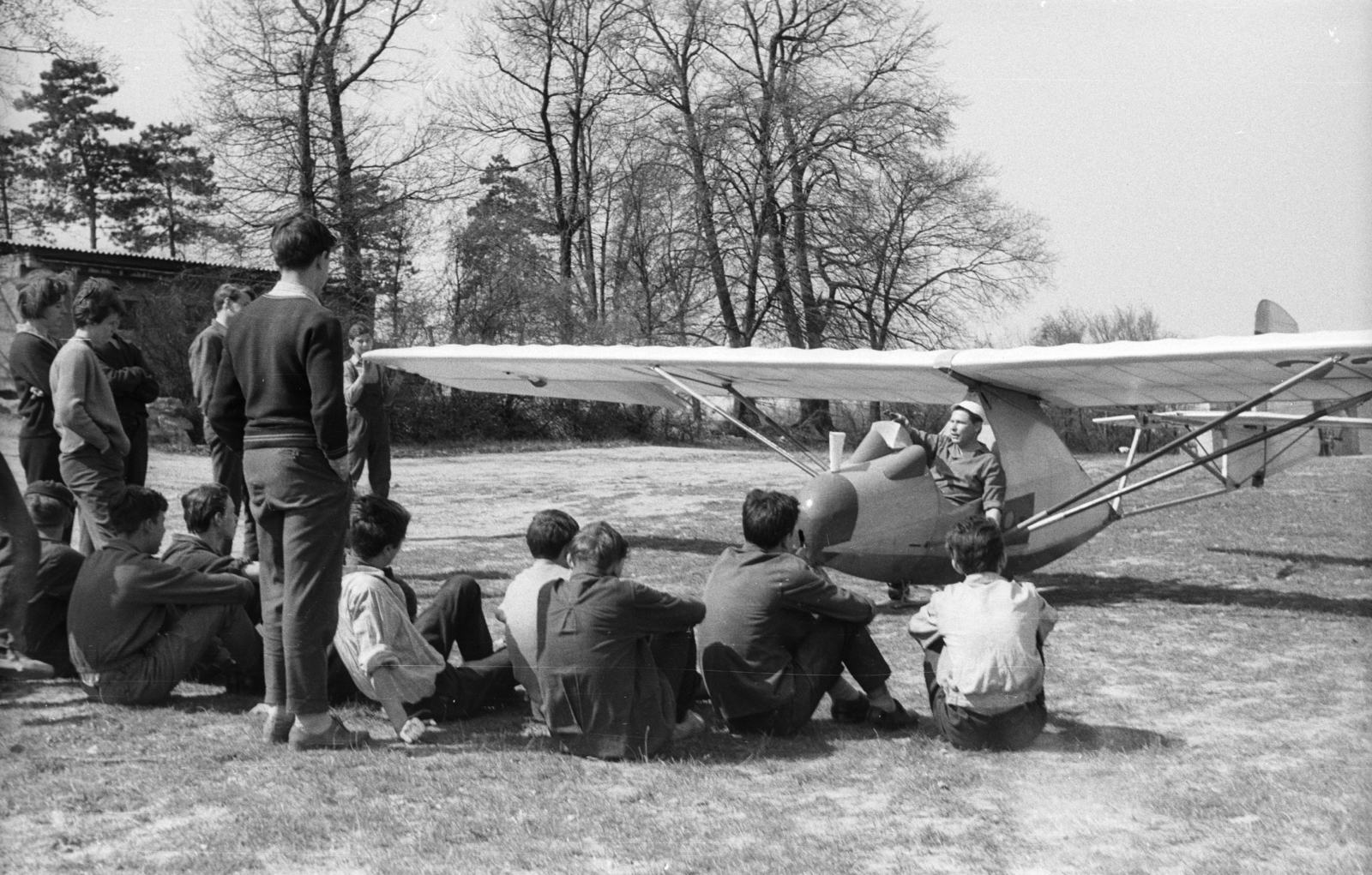 Hungary, Hármashatárhegy Airport, Budapest II., Rubik R-07b Vöcsök vitorlázó repülőgép. Hollóy Gábor (MALÉV-kapitány) oktatat., 1964, Mészáros Zoltán, Hungarian brand, education, airplane, airport, sailplane, Budapest, Fortepan #46469