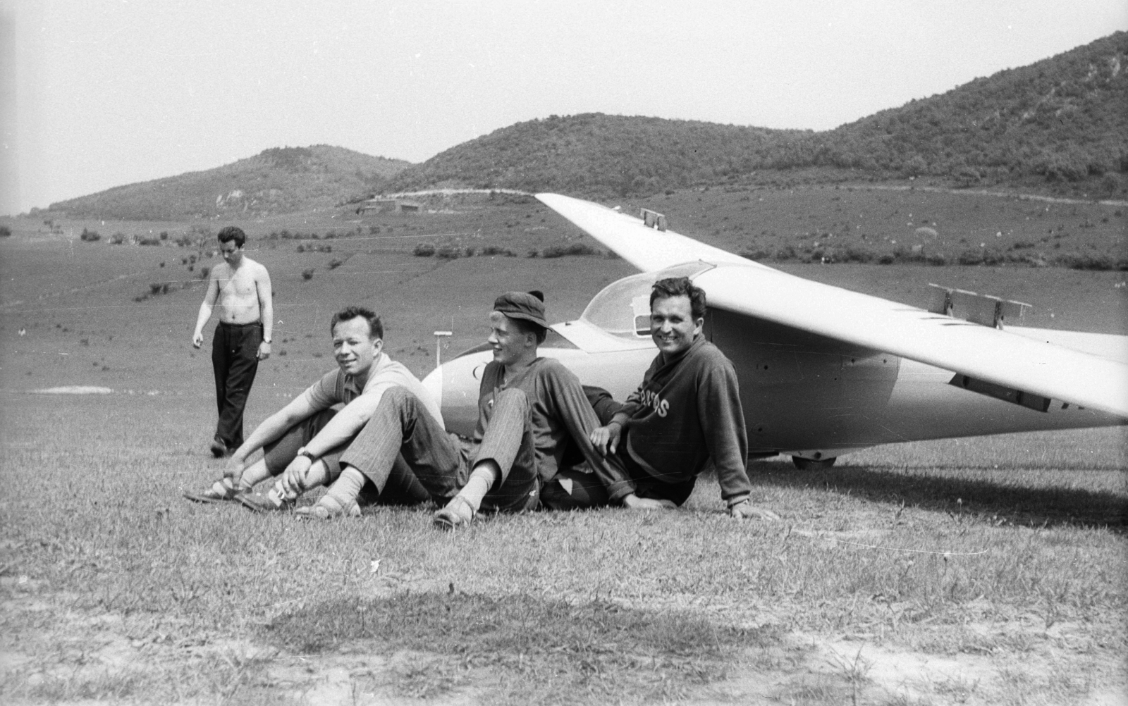 Hungary, Hármashatárhegy Airport, Budapest II., C-2 "Cinke" vitorlázó repülőgép., 1964, Mészáros Zoltán, Hungarian brand, airplane, airport, sailplane, Budapest, half-naked, wide sitting, sitting on the ground, Fortepan #46480