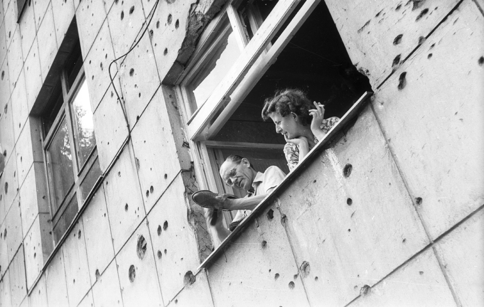 Hungary, Budapest XIV., Gizella utca 33. számú ház hátsó homlokzata., 1964, Mészáros Zoltán, fashion, cigarette, window, Budapest, prop up the head, bullet hole, Fortepan #46483