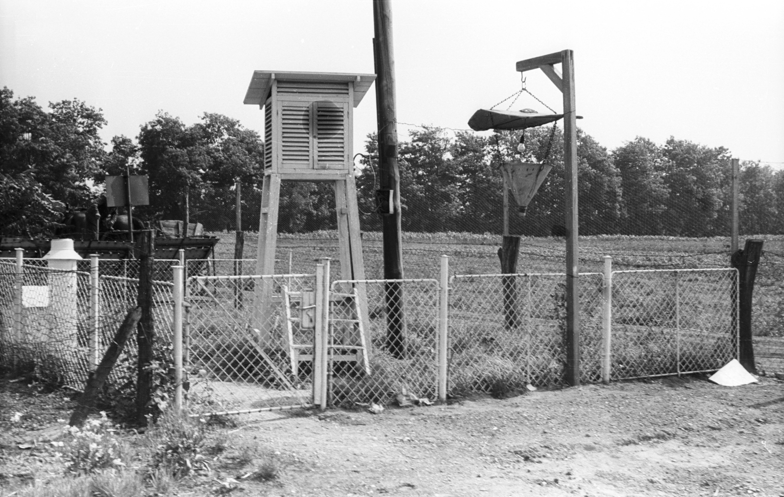 Hungary, Kisvárda, meteorológiai megfigyelő állomás és fénycsapda., 1964, Mészáros Zoltán, meteorology, weather station, insect trap, Fortepan #46488