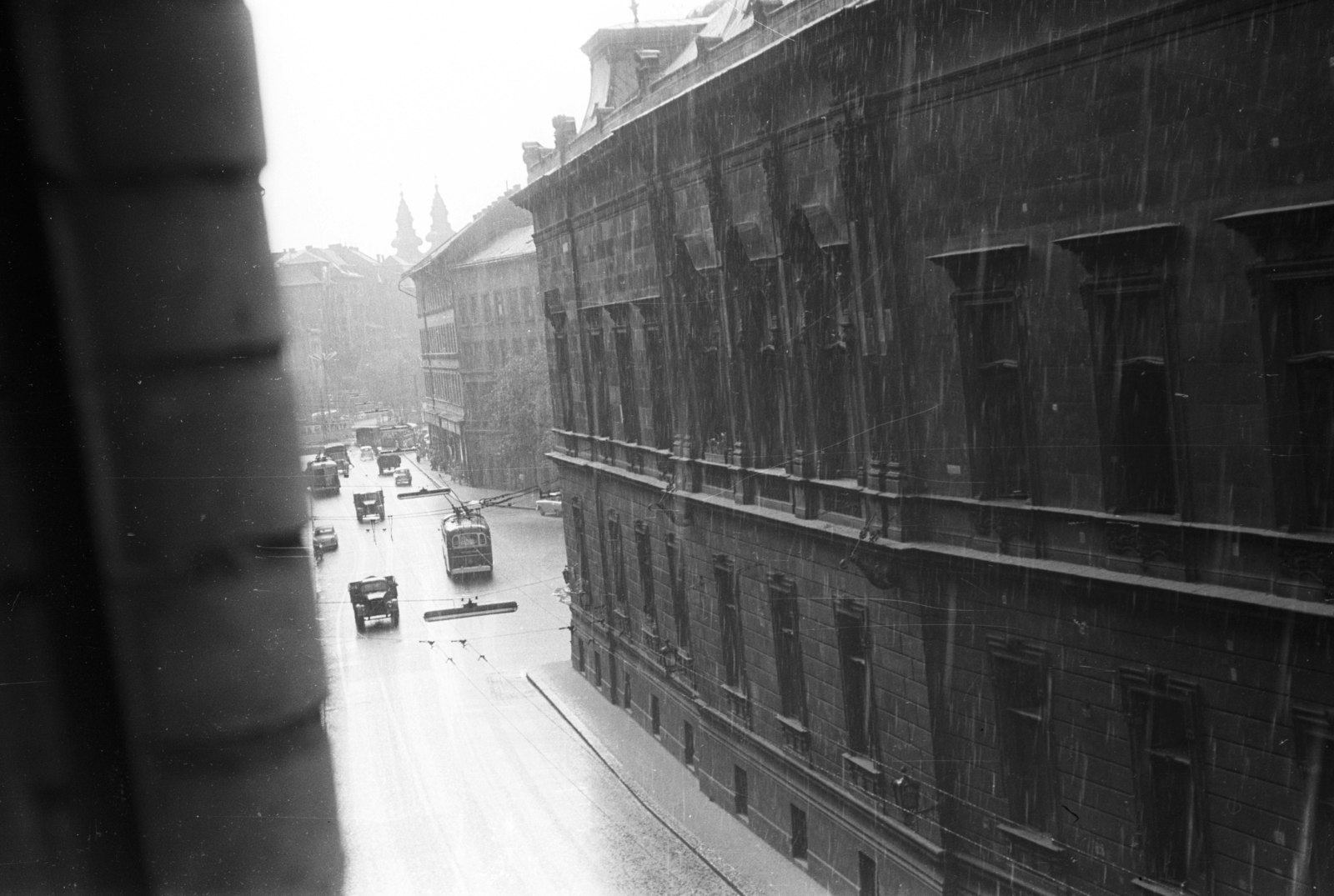 Magyarország, Budapest VIII., Baross utca a Kálvin tér felé nézve, jobbra a Wenckheim-palota, Fővárosi Szabó Ervin Könyvtár épülete., 1964, Mészáros Zoltán, magyar gyártmány, teherautó, Ikarus-márka, trolibusz, Ikarus 60T, Budapest, GAZ 51, Fortepan #46493