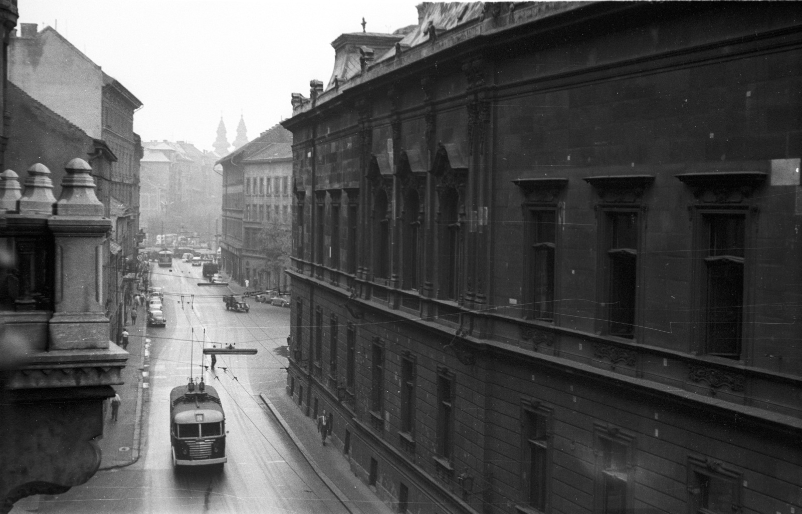 Hungary, Budapest VIII., Baross utca a Kálvin tér felé nézve, jobbra a Wenckheim-palota, Fővárosi Szabó Ervin Könyvtár épülete., 1964, Mészáros Zoltán, Hungarian brand, Ikarus-brand, trolley bus, Framo-brand, Budapest, Fortepan #46494