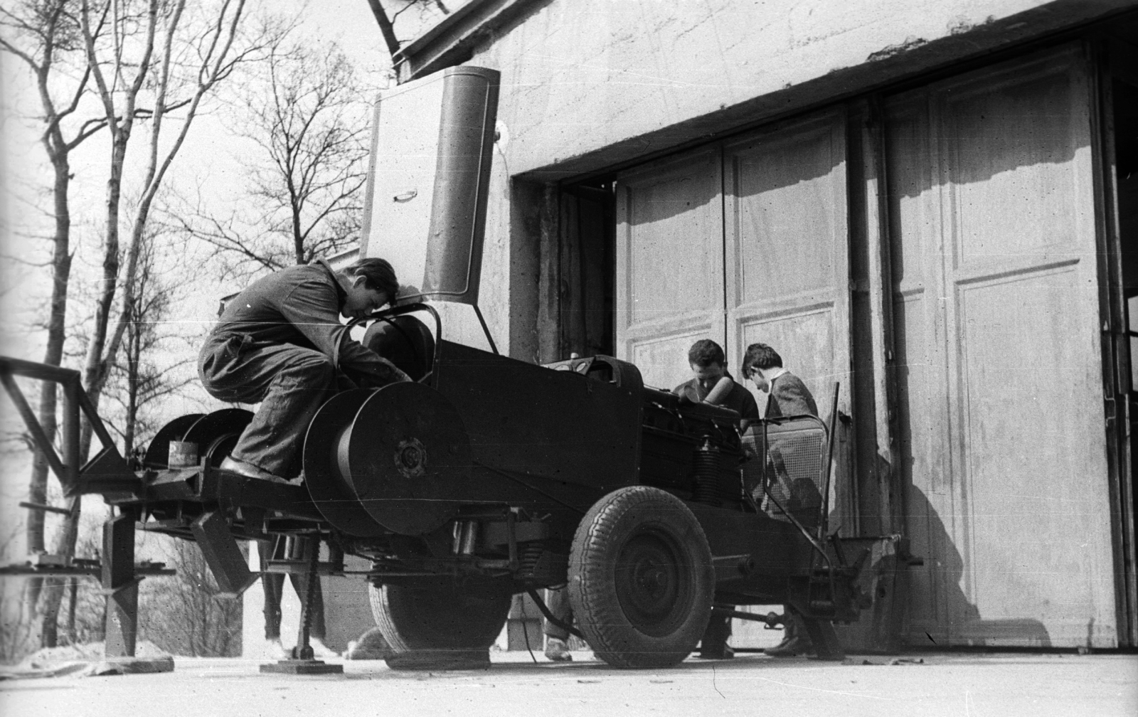 Magyarország, Hármashatárhegyi repülőtér, Budapest II., aggregátor szerelés a hangár előtt., 1965, Mészáros Zoltán, csörlő, Budapest, Fortepan #46524