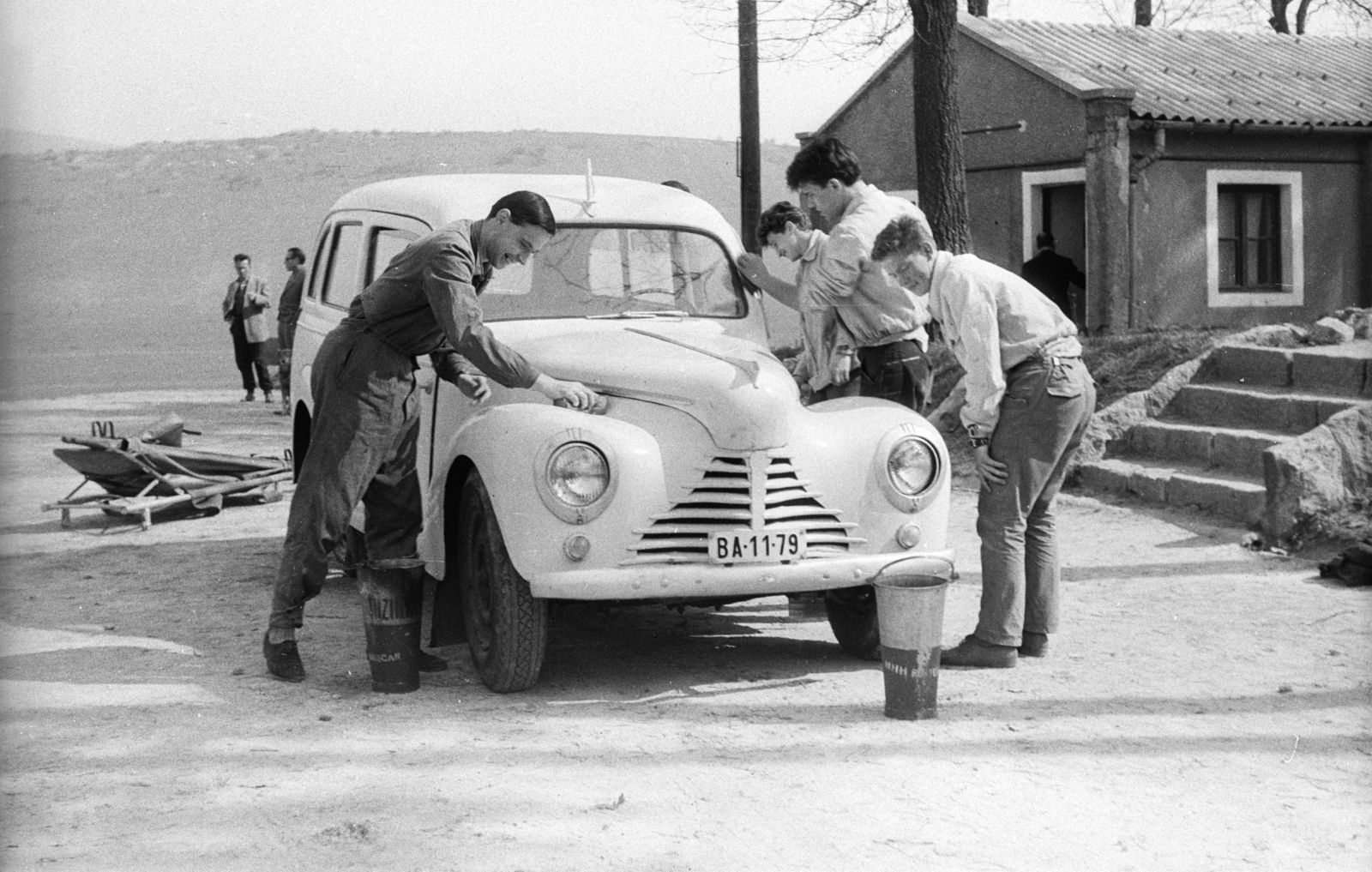 Hungary, Hármashatárhegy Airport, Budapest II., mentőautóként használt Skoda 1102 karbantartása., 1965, Mészáros Zoltán, Czechoslovak brand, Skoda-brand, automobile, number plate, car wash, Budapest, Fortepan #46526