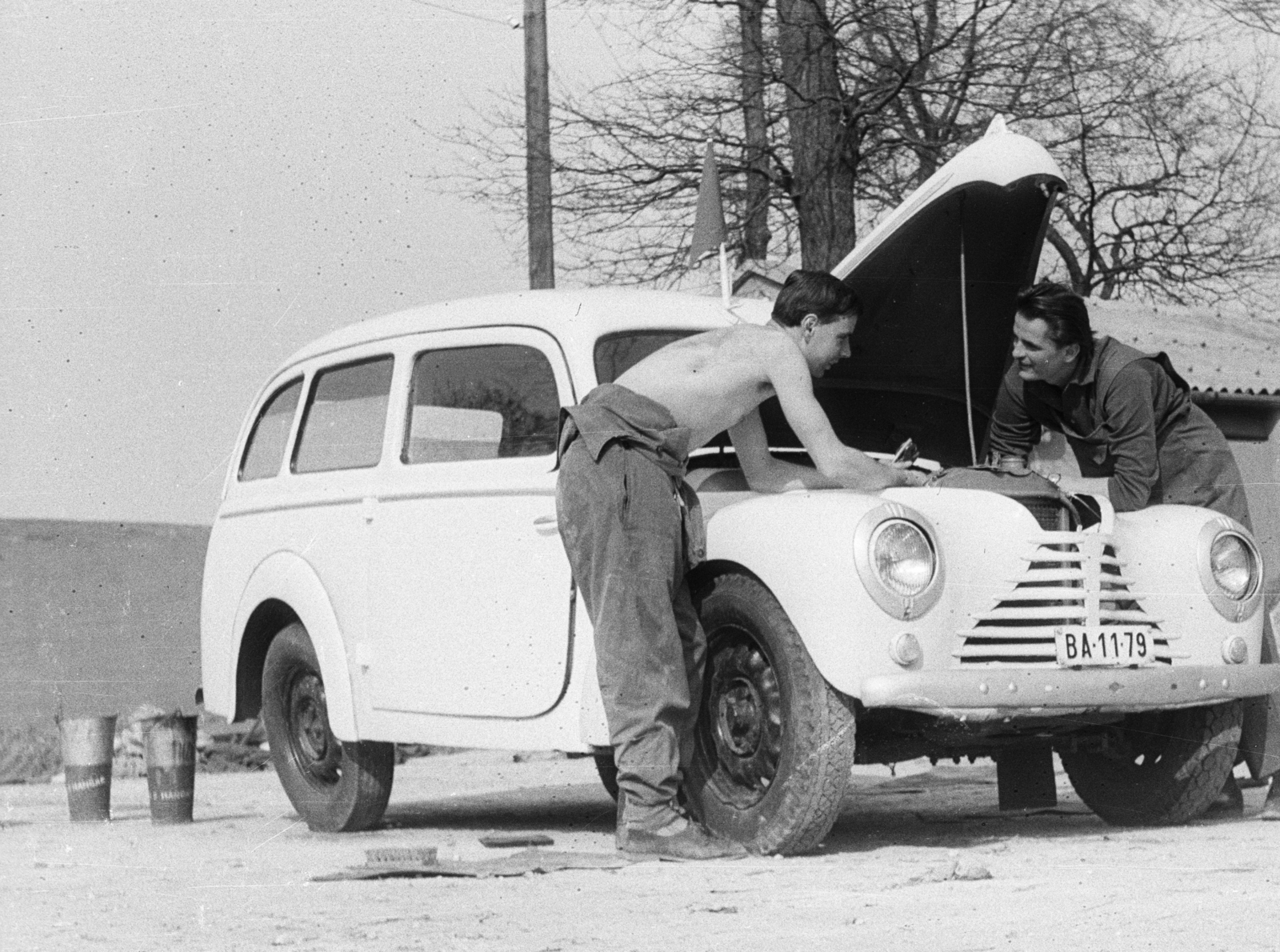 Hungary, Hármashatárhegy Airport, Budapest II., mentőautóként használt Skoda 1102 karbantartása., 1965, Mészáros Zoltán, Skoda-brand, mechanic, automobile, number plate, Budapest, Fortepan #46528