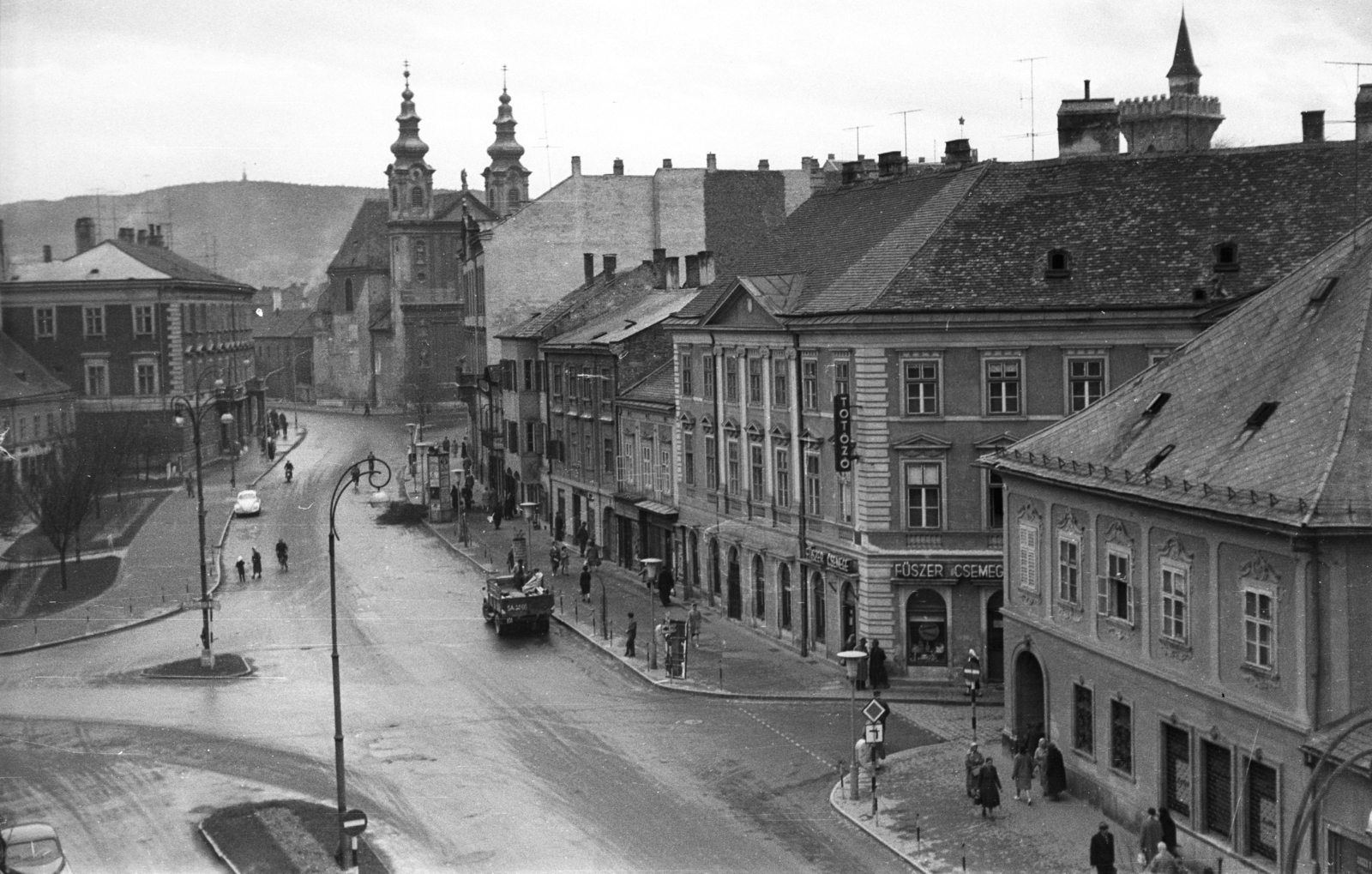 Magyarország, Sopron, Várkerület (Lenin körút) a Széchenyi tér felé nézve, háttérben a Domonkos templom., 1963, Mészáros Zoltán, templom, barokk-stílus, dominikánus rend, Fortepan #46543