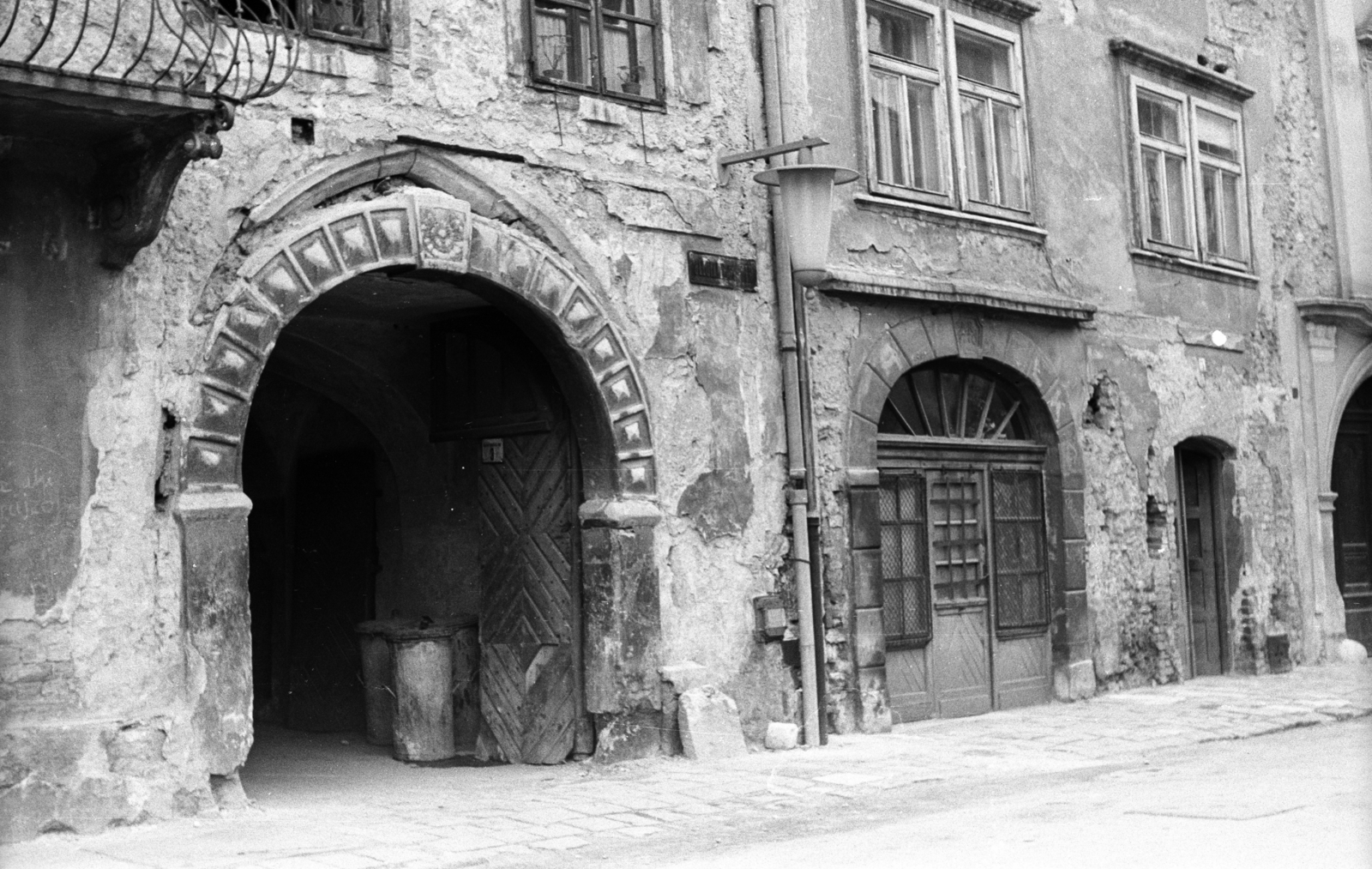 Hungary, Sopron, balra a Fő (Beloiannisz) tér 3., Gambrinus-ház, jobbra a Kolostor utca 1., 1963, Mészáros Zoltán, Fortepan #46547