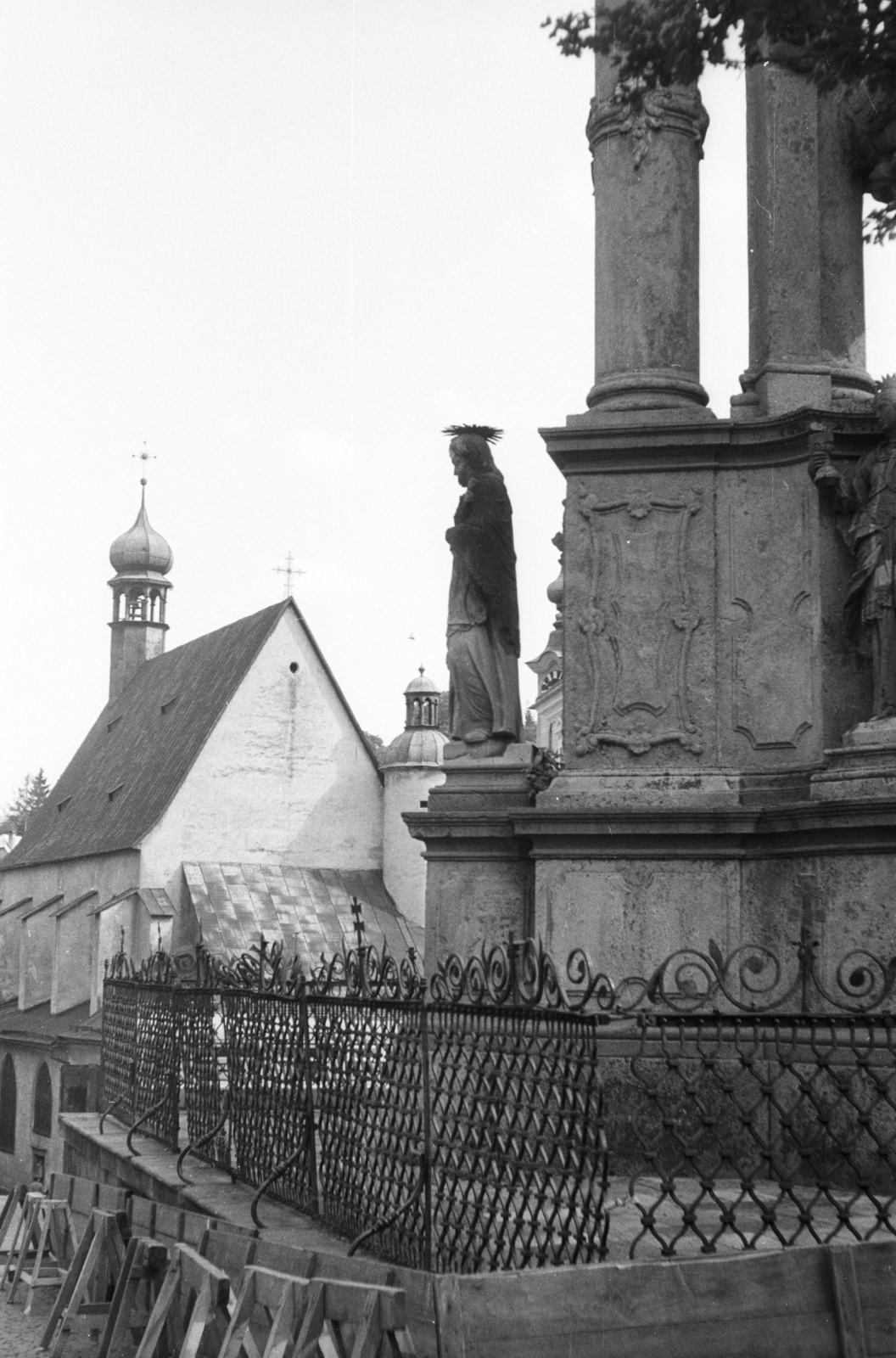 Slovakia, Selva di Val Gardena, Szentháromság tér, Szentháromság-szobor. Háttérben a Szent Katalin-templom., 1966, Mészáros Zoltán, religion, Czechoslovakia, church, Upper Hungary, Fortepan #46573