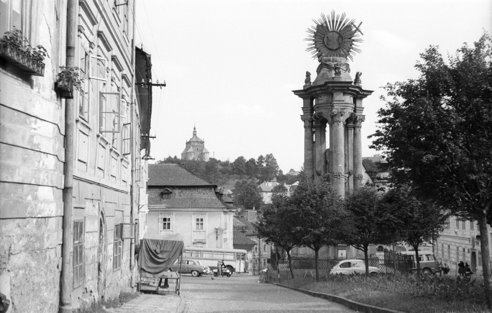 Szlovákia, Selmecbánya, Szentháromság tér, Szentháromság-szobor. Balra a háttérben a Leányvár., 1966, Mészáros Zoltán, vallás, Csehszlovákia, utcakép, automobil, Felvidék, Fortepan #46575