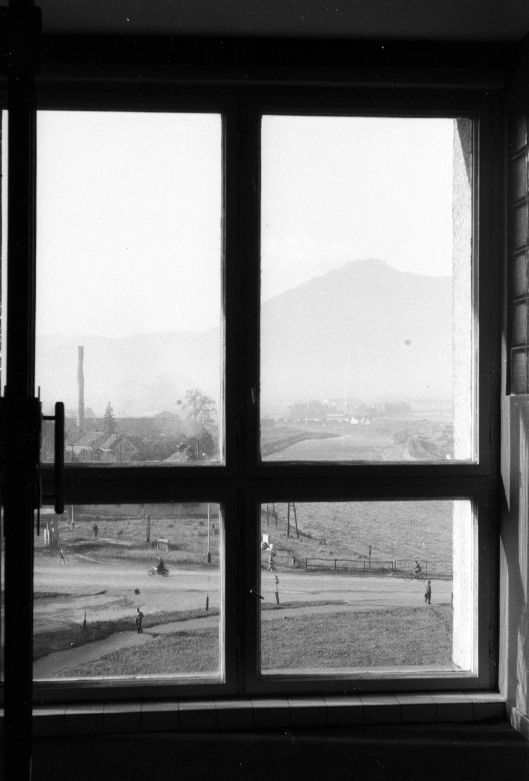 Slovakia, Liptovský Mikuláš, kilátás a Jánošík hotelből a Poludnica-hegy felé, az előtérben jobbra a Vág folyó hídja., 1966, Mészáros Zoltán, Czechoslovakia, window, view, Fortepan #46577