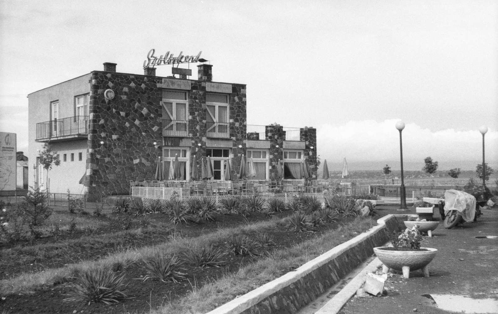 Hungary, Gyöngyös, Szőlőskert étterem a 3-as főút mellett., 1966, Mészáros Zoltán, hospitality, restaurant, flower, lamp post, Fortepan #46582