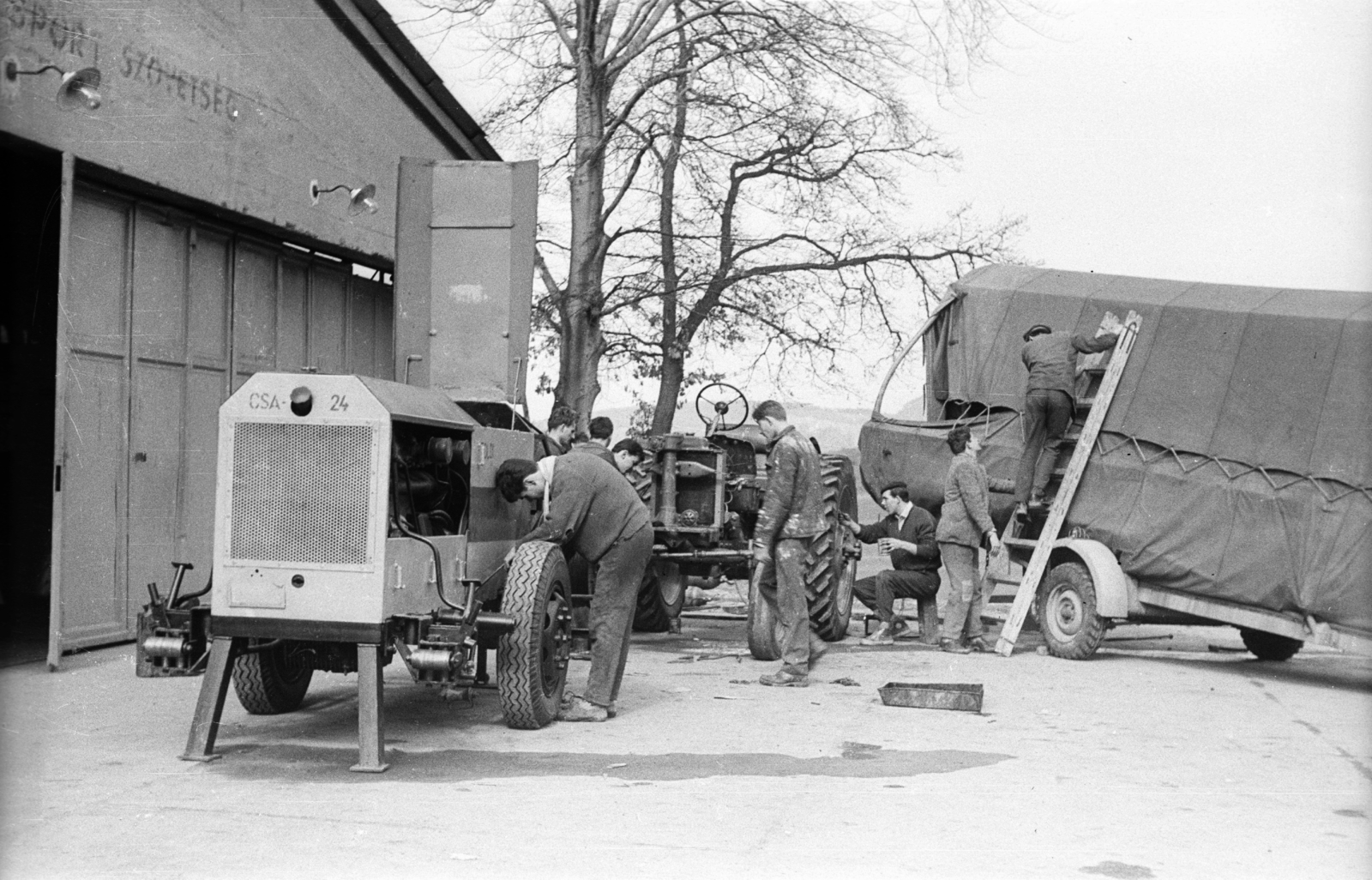 Hungary, Hármashatárhegy Airport, Budapest II., 1966, Mészáros Zoltán, tractor, ladder, workshop, work, Budapest, Fortepan #46585