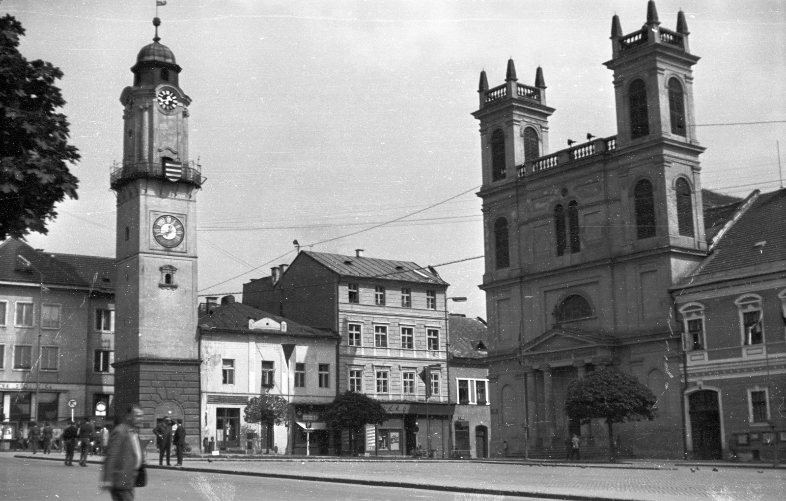 Slovakia, Banská Bystrica, Szlovák Nemzeti Felkelés (Slovenského národného povstania) tér (egykor IV. Béla király tér), szemben az Óratorony, jobbra a Xavéri Szent Ferenc-székesegyház., 1966, Mészáros Zoltán, Czechoslovakia, church, street view, Upper Hungary, church clock, Cathedral, clock tower, Fortepan #46589