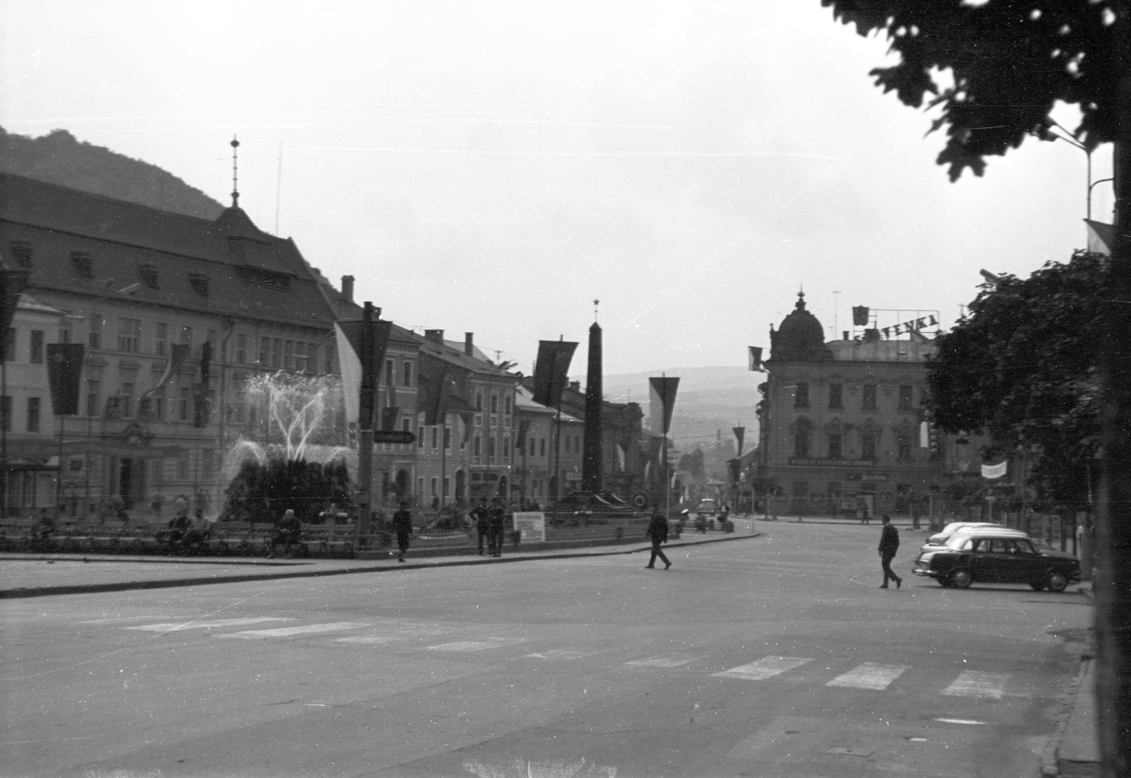 Slovakia, Banská Bystrica, Szlovák Nemzeti Felkelés (Slovenského národného povstania) tér (egykor IV. Béla király tér)., 1966, Mészáros Zoltán, Czechoslovakia, fountain, flag, street view, Upper Hungary, Fortepan #46590