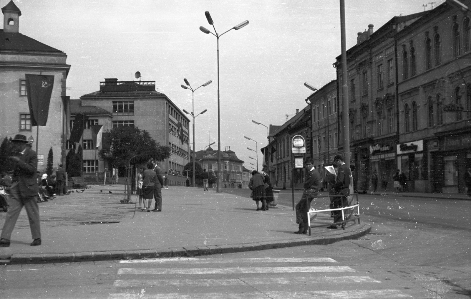 Szlovákia, Besztercebánya, Námestie Štefana Moyzesa (egykor Mátyás tér) a vár bejárata előtt, 1966, Mészáros Zoltán, Csehszlovákia, zászló, utcakép, buszmegálló, lámpaoszlop, Felvidék, Fortepan #46591