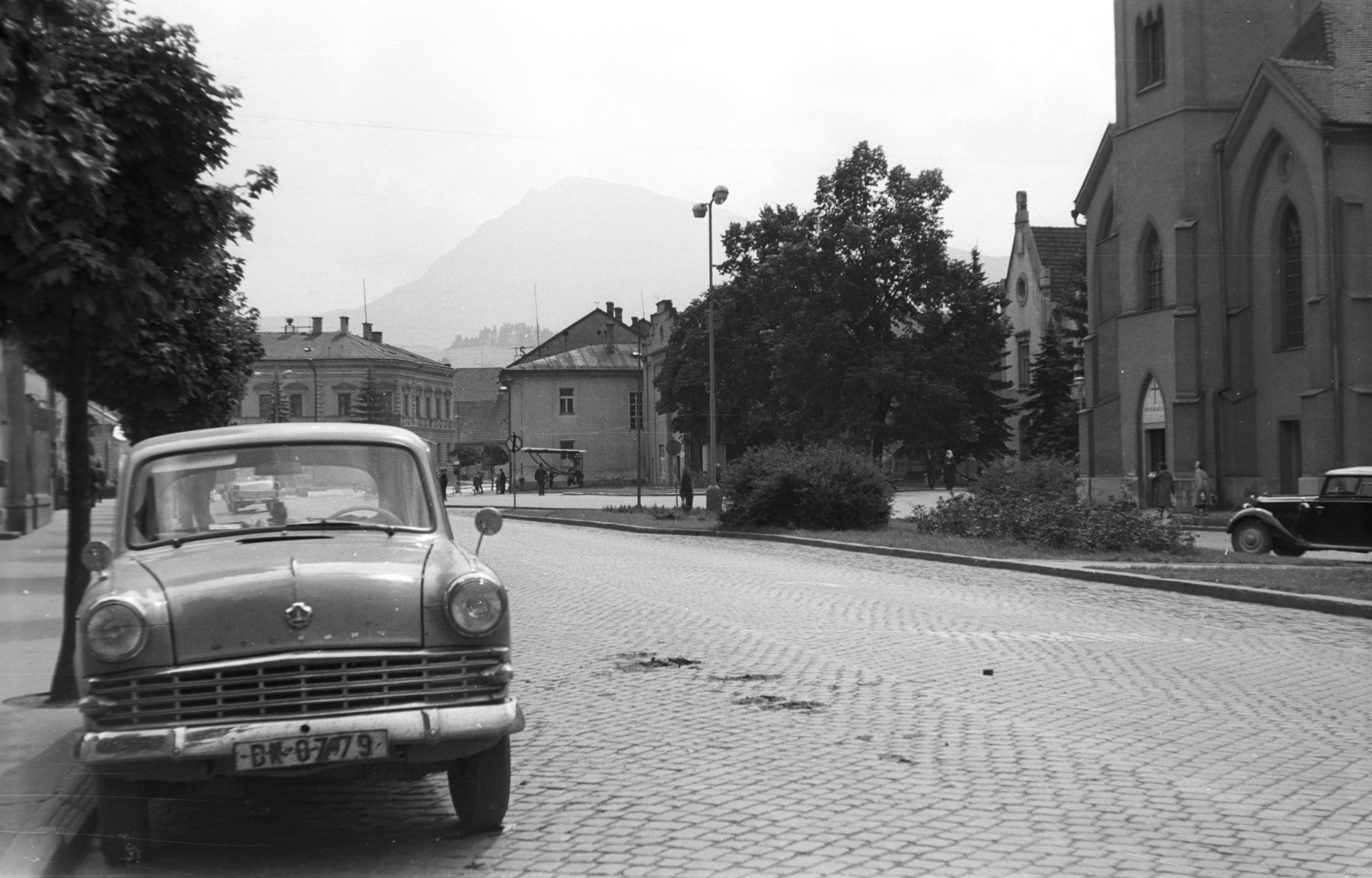 Slovakia, Dolný Kubín, Fő tér (Hviezdoslavovo námestie), jobbra az evangélikus templom., 1966, Mészáros Zoltán, Czechoslovakia, Soviet brand, street view, Moskvitch-brand, Fortepan #46592