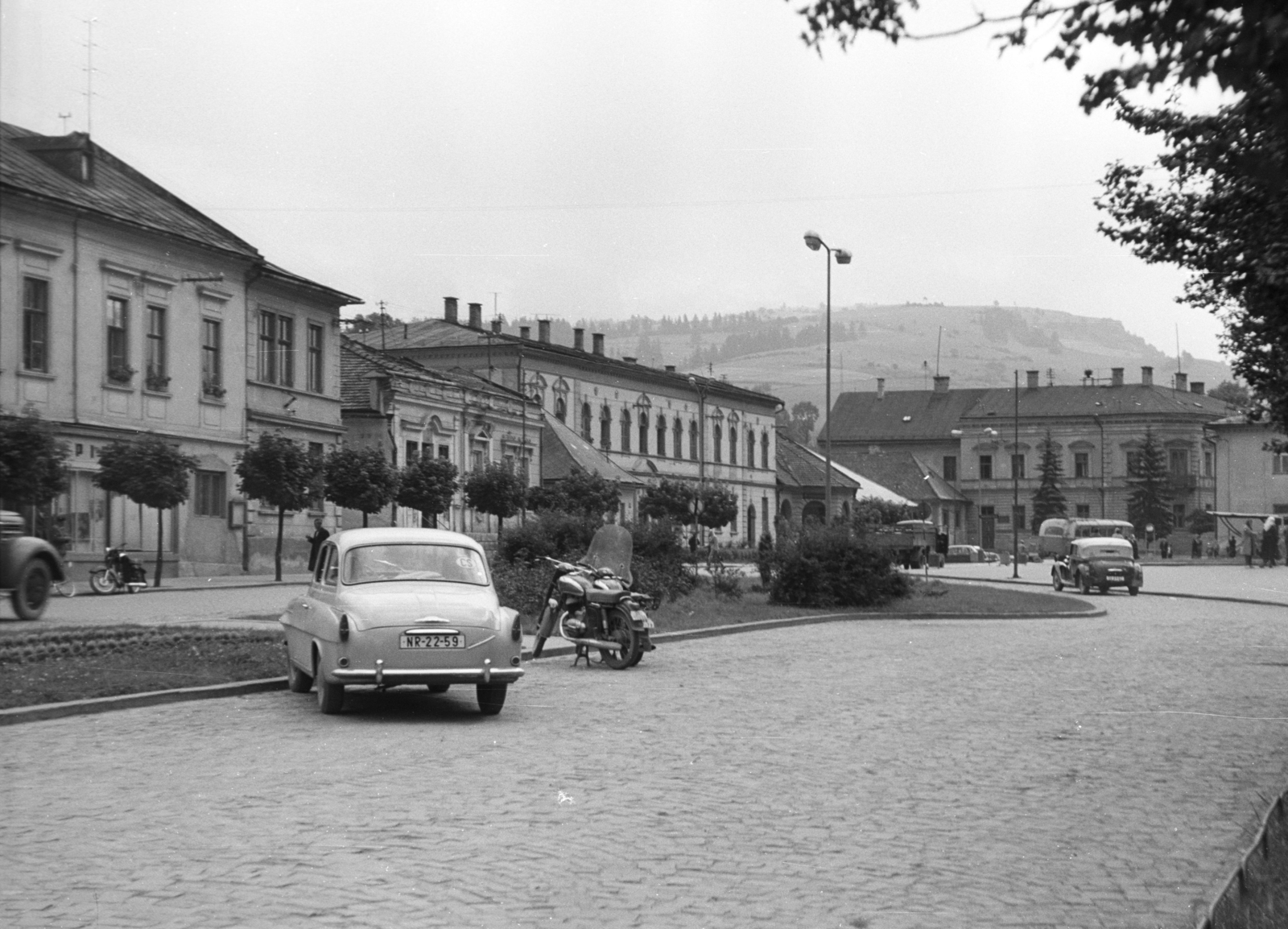 Szlovákia, Alsókubin, Fő tér (Hviezdoslavovo námestie)., 1966, Mészáros Zoltán, Csehszlovákia, csehszlovák gyártmány, motorkerékpár, utcakép, Skoda-márka, Skoda Octavia, Jawa 350, Fortepan #46594