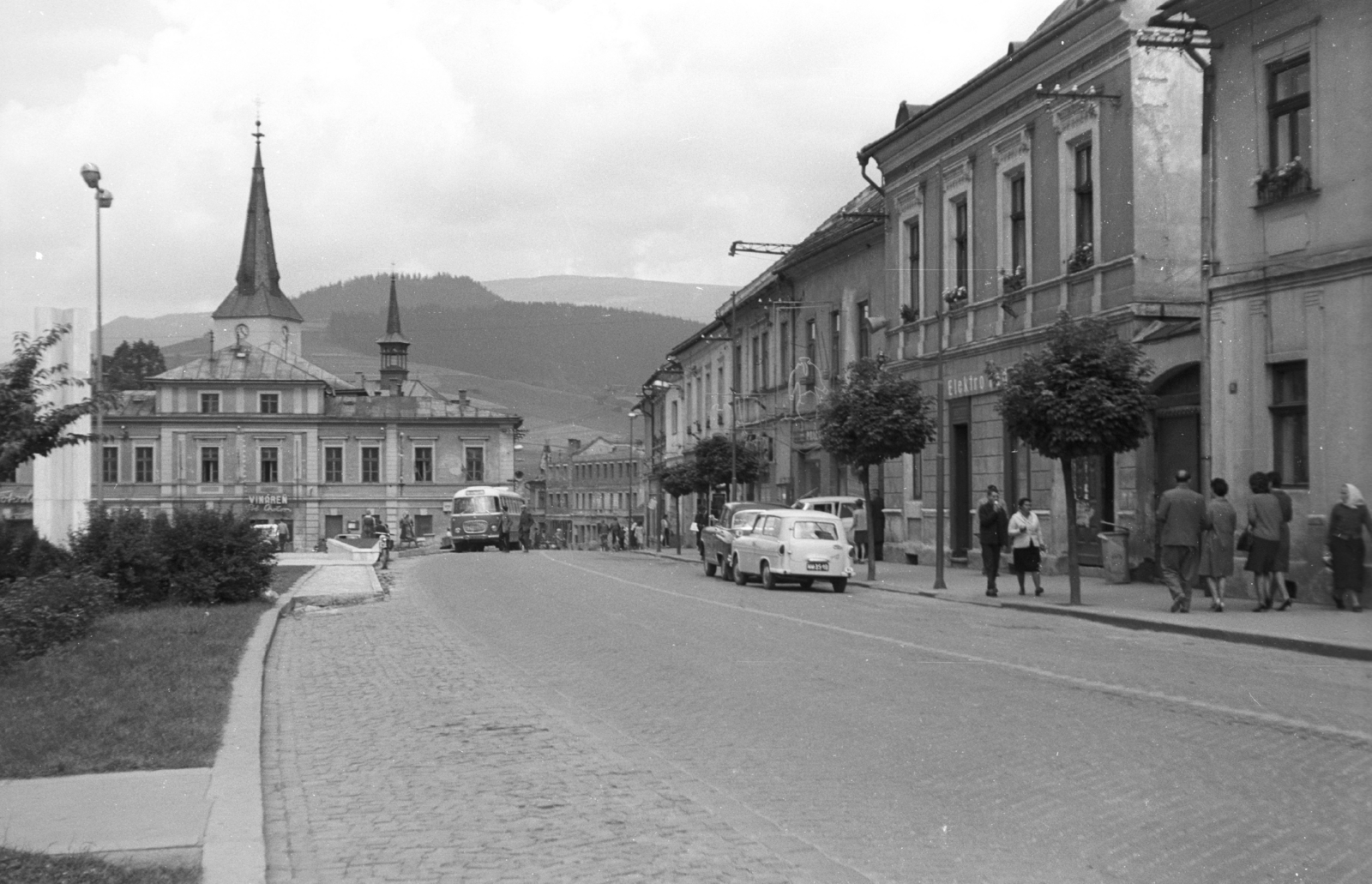 Slovakia, Dolný Kubín, Fő tér (Hviezdoslavovo námestie)., 1966, Mészáros Zoltán, Czechoslovakia, bus, Czechoslovak brand, street view, Skoda-brand, automobile, Fortepan #46596