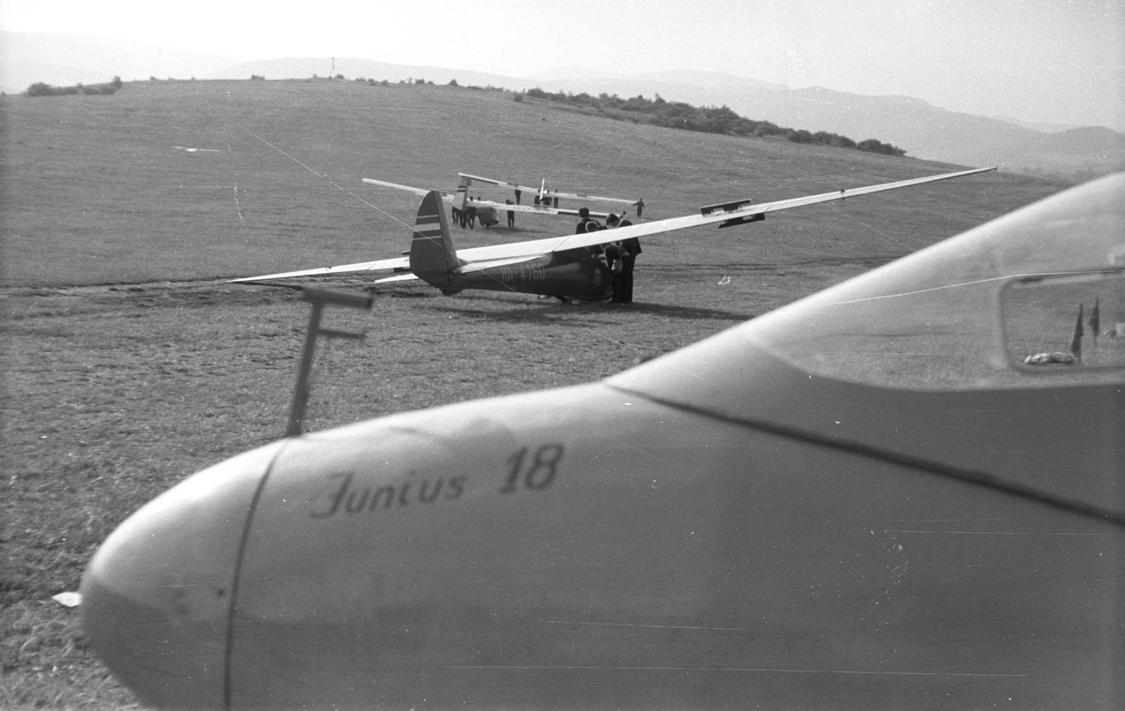 Hungary, Hármashatárhegy Airport, Budapest II., Rubik R-22 Június 18 és C-2 Cinke típusú vitorlázó repülőgépek., 1966, Mészáros Zoltán, airplane, airport, sailplane, Budapest, Fortepan #46614
