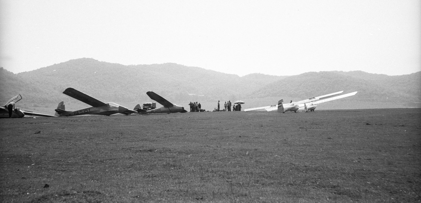 Hungary, Hármashatárhegy Airport, Budapest II., SZD-22C Mucha, Rubik R-26S Góbé, Rubik D-Pilis, és két Rubik R-26S Góbé vitorlázó repülőgép startra vár., 1967, Mészáros Zoltán, Hungarian brand, airplane, airport, sailplane, Budapest, Fortepan #46638