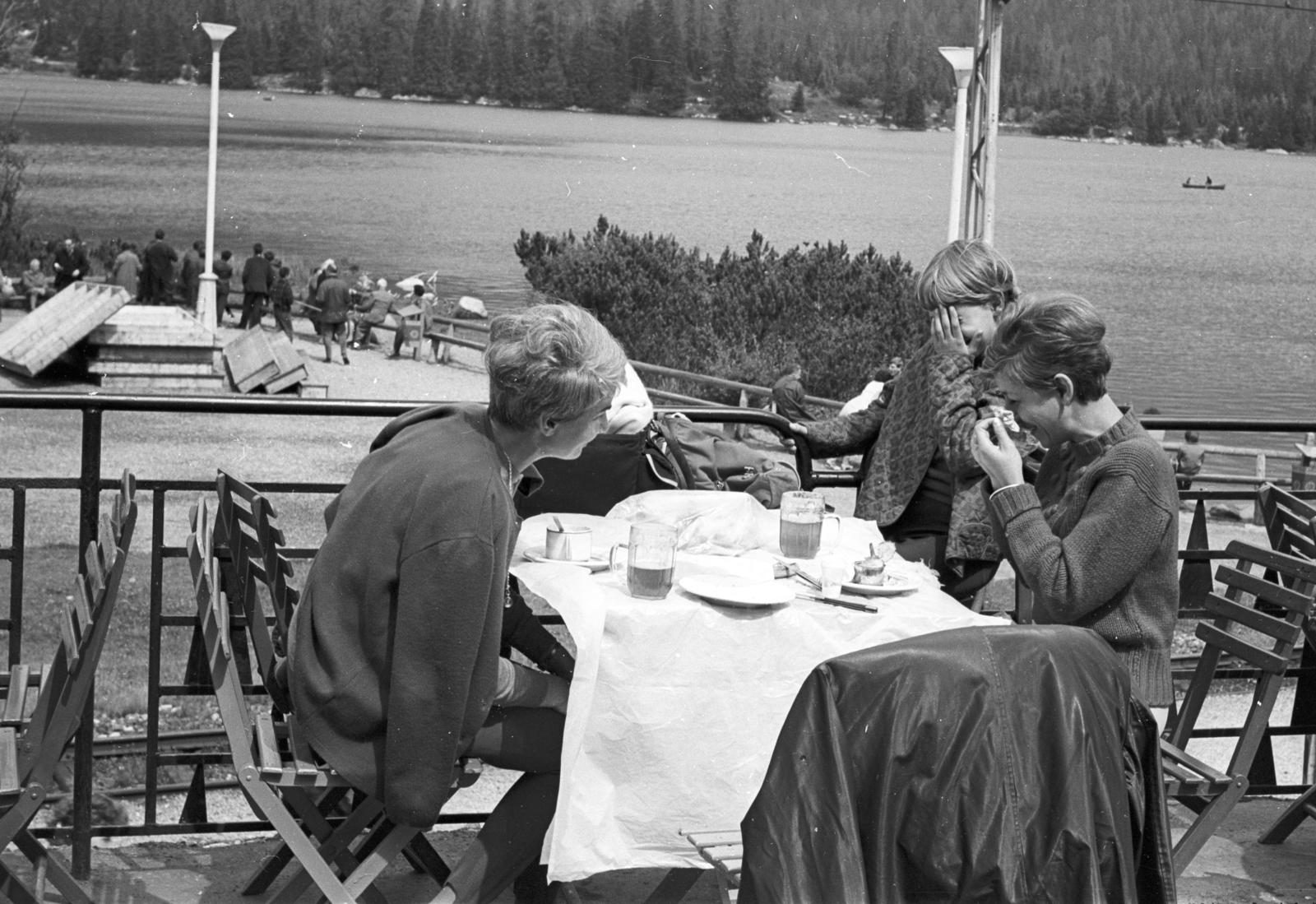 Slovakia, High Tatras, Štrbské Pleso, 1968, Mészáros Zoltán, Czechoslovakia, women, genre painting, terrace, beer, backpack, companionship, garden furniture, tarn, Tatra Mountains, Fortepan #46666