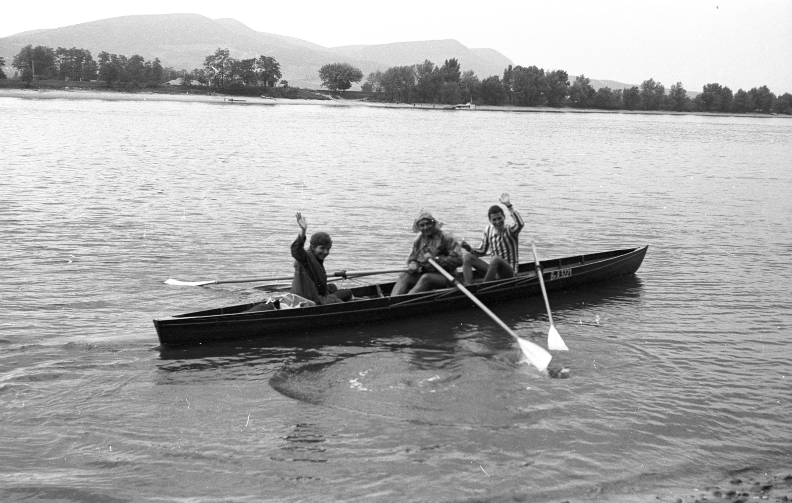 Hungary, evezősök Alsógöd környékén. A háttérben a Visegrádi-hegység látható., 1968, Mészáros Zoltán, boating, Fortepan #46669