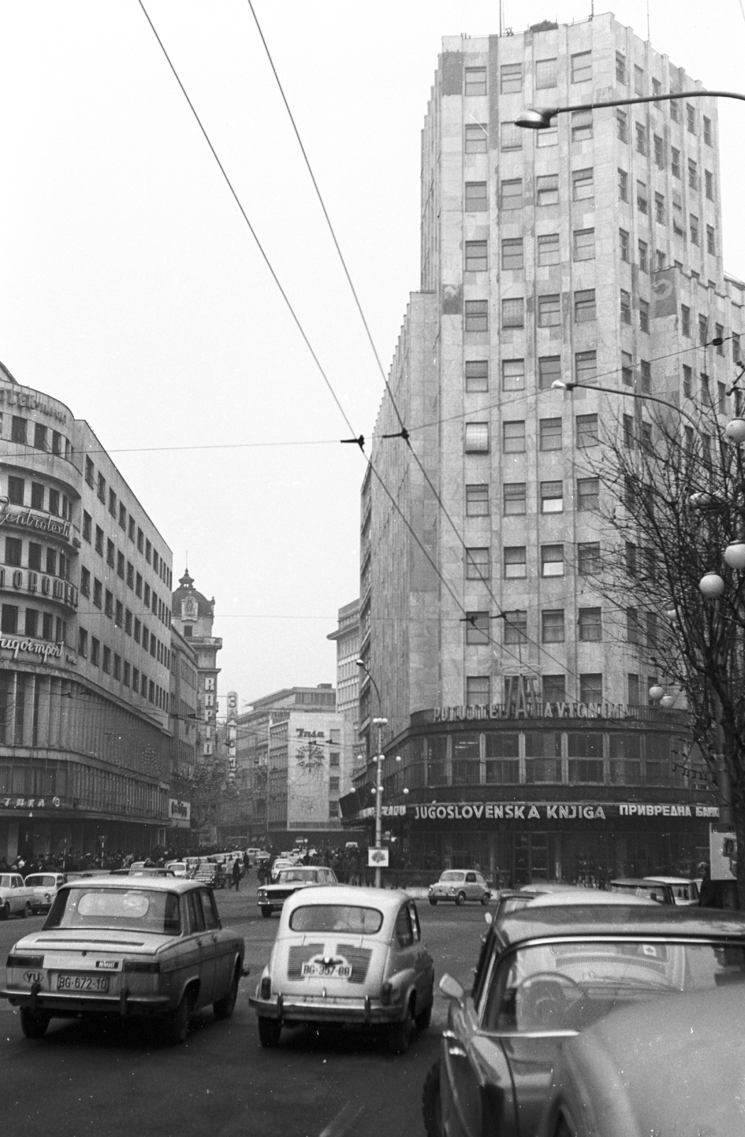 Serbia, Belgrade, Albanija-palota a Terazije felől., 1968, Mészáros Zoltán, Yugoslavia, book store, Renault-brand, high-rise building, automobile, number plate, Cyrillic alphabet, country code sign, Miladin Prljević-design, Đorđe Lazarević-design, Fortepan #46676