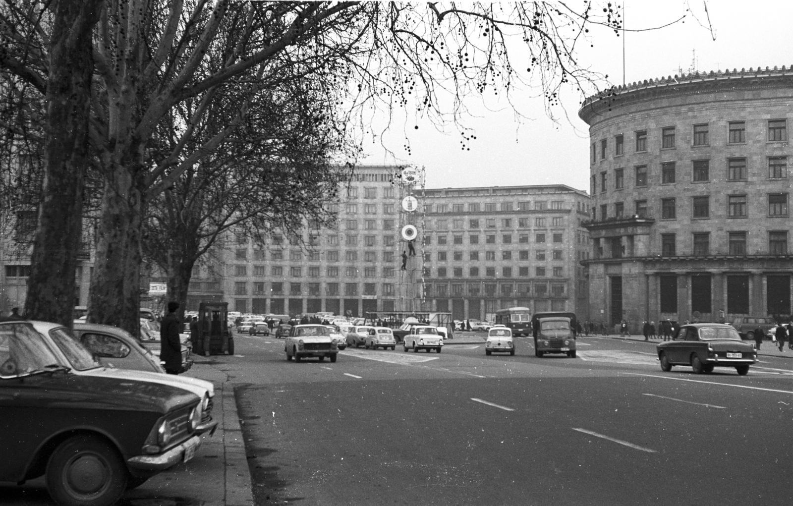 Szerbia, Belgrád, Nikola Pašić (Marks i Engels) tér, szemben a Jugoszláv Szakszervezeti Székház (Dom sindikata Jugoslavije)., 1968, Mészáros Zoltán, Jugoszlávia, teherautó, utcakép, életkép, múzeum, automobil, Fortepan #46678