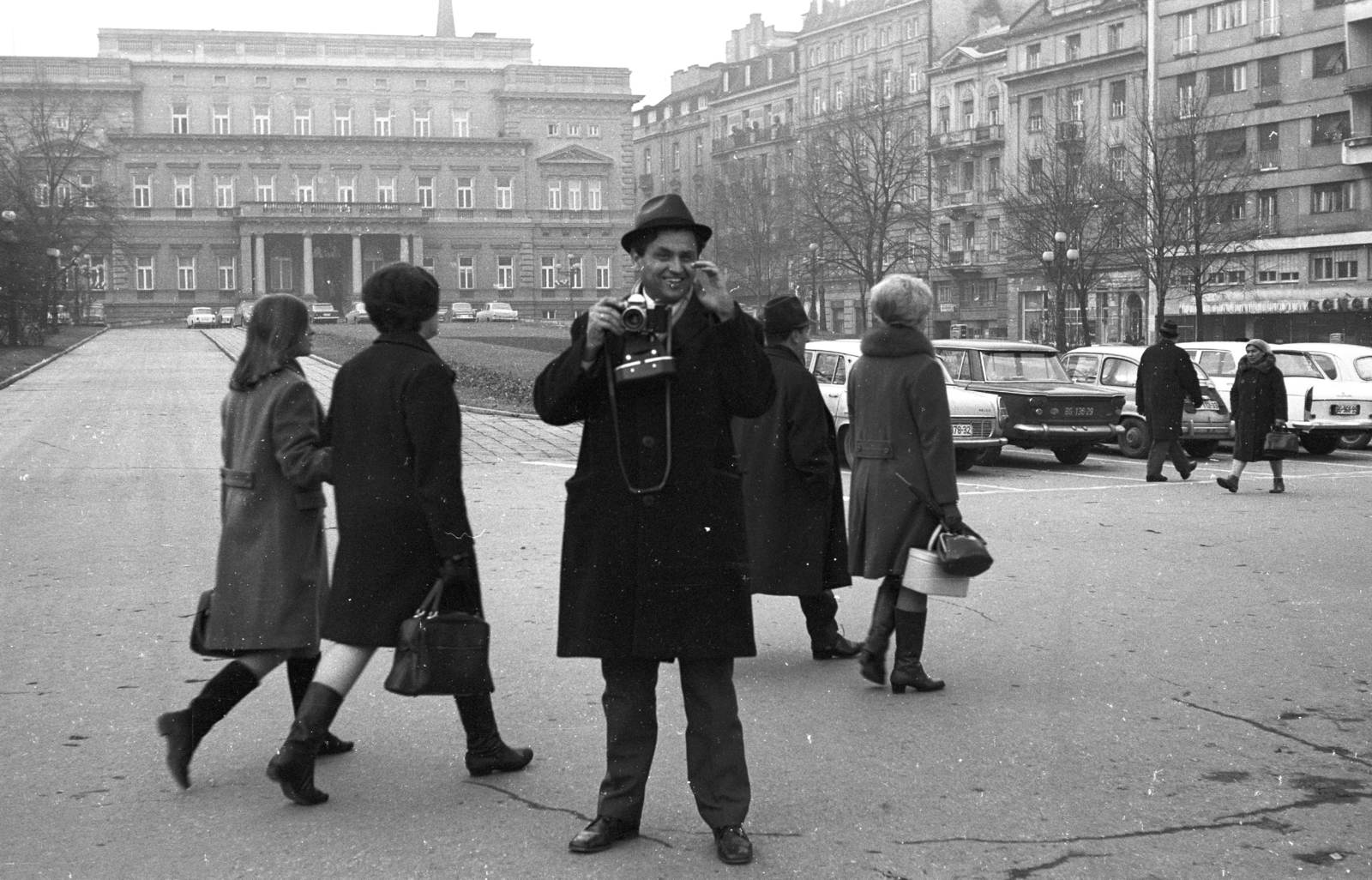 Serbia, Belgrade, egykori szerb királyi palota (később városháza) a Nikola Pašić (Marks i Engels) tér felől., 1968, Mészáros Zoltán, Yugoslavia, smile, pedestrian, street view, genre painting, Skoda-brand, camera, handbag, boots, automobile, Fortepan #46679