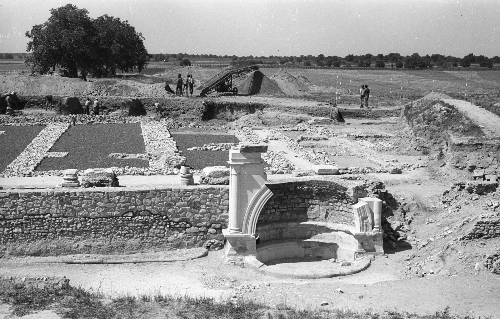 Hungary, Tác, a római kori Gorsium feltárása, a régészeti park kiépítése. Nymphaea díszkút., 1968, Mészáros Zoltán, ancient culture, Fortepan #46682