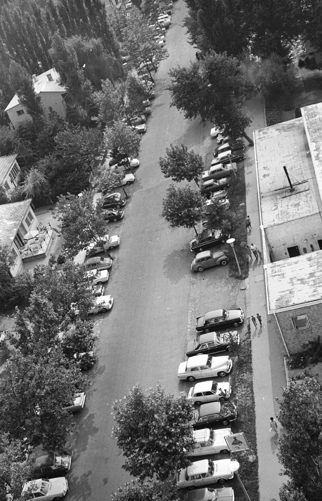 Hungary,Lake Balaton, Siófok, Petőfi sétány a Hotel Európa előtt., 1968, Mészáros Zoltán, sunshades, street view, terrace, automobile, Fortepan #46688