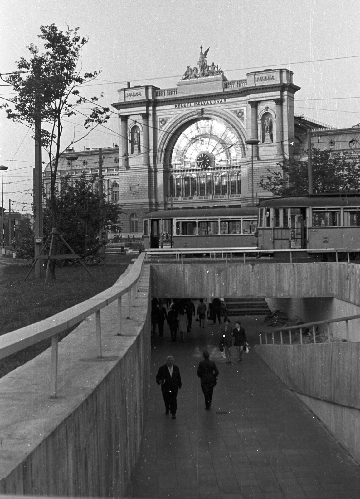 Magyarország, Budapest VIII., Baross tér, Keleti pályaudvar., 1970, Mészáros Zoltán, villamos, aluljáró, vasútállomás, eklektikus építészet, Budapest, Rochlitz Gyula-terv, Fortepan #46700