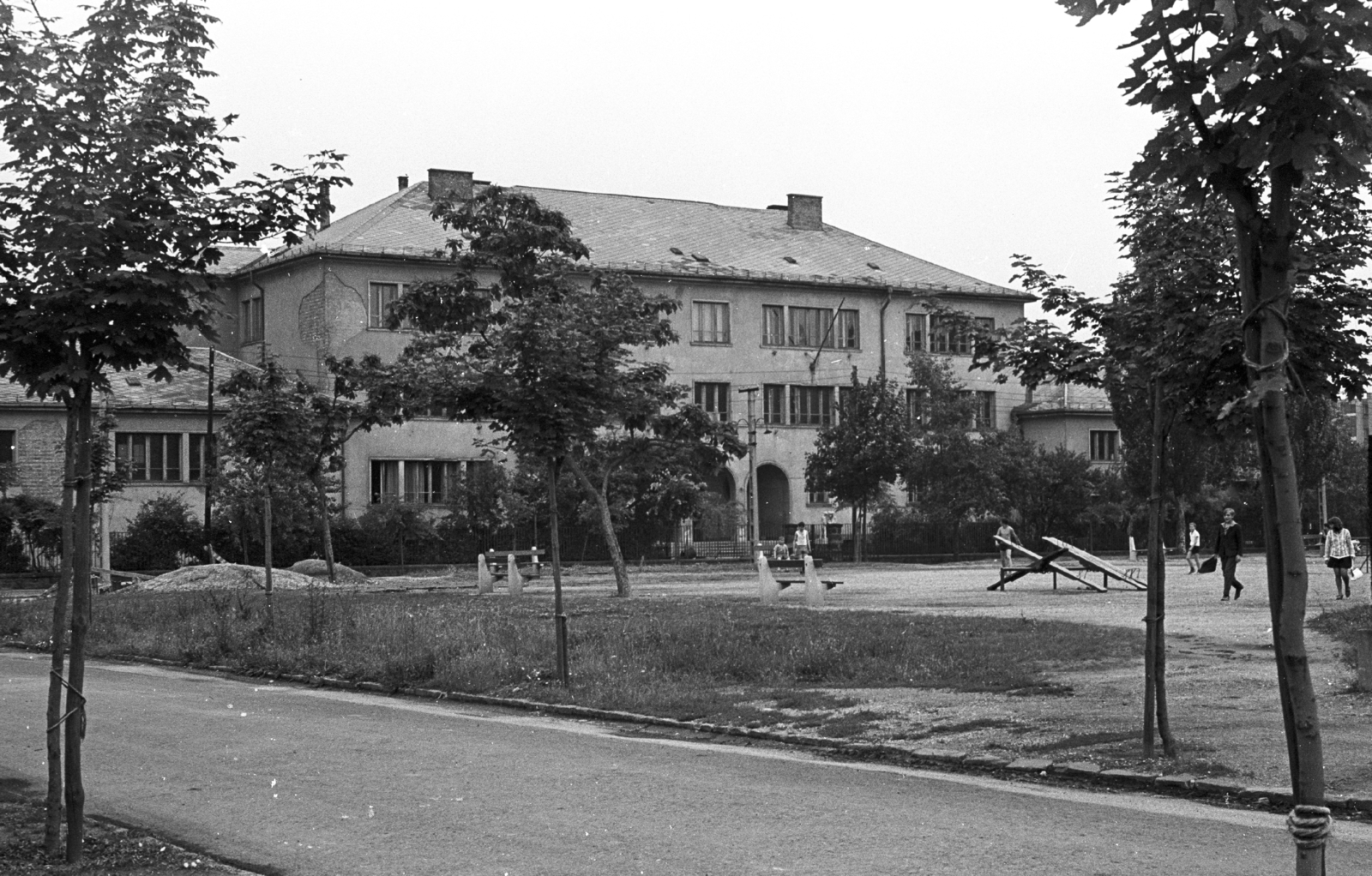 Hungary, Budapest XI., Sopron út - Bánát utca sarok, Domokos Péter Pál Általános Iskola., 1969, Mészáros Zoltán, school, playground, street furniture, seesaw, Budapest, Fortepan #46702