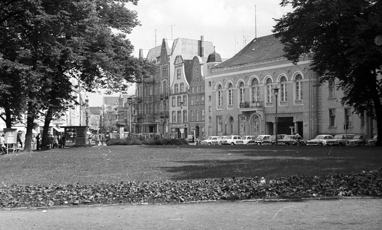 Németország, Rostock, Universitätsplatz a Kröpeliner Strasse felé nézve., 1970, Mészáros Zoltán, park, utcakép, NDK, lámpaoszlop, Fortepan #46710